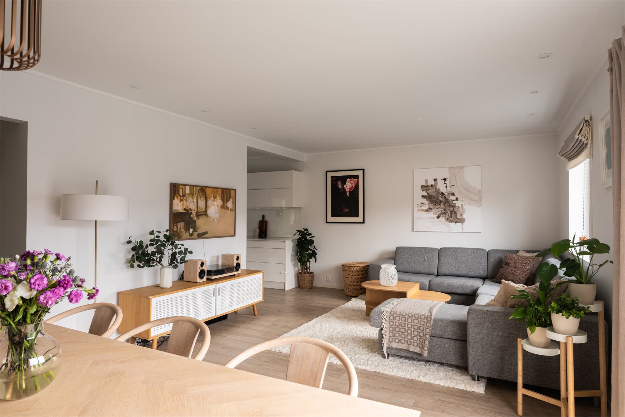 Den romslige stuen byr på god plass til en stor sofagruppe med tilhørende tv-møblement.