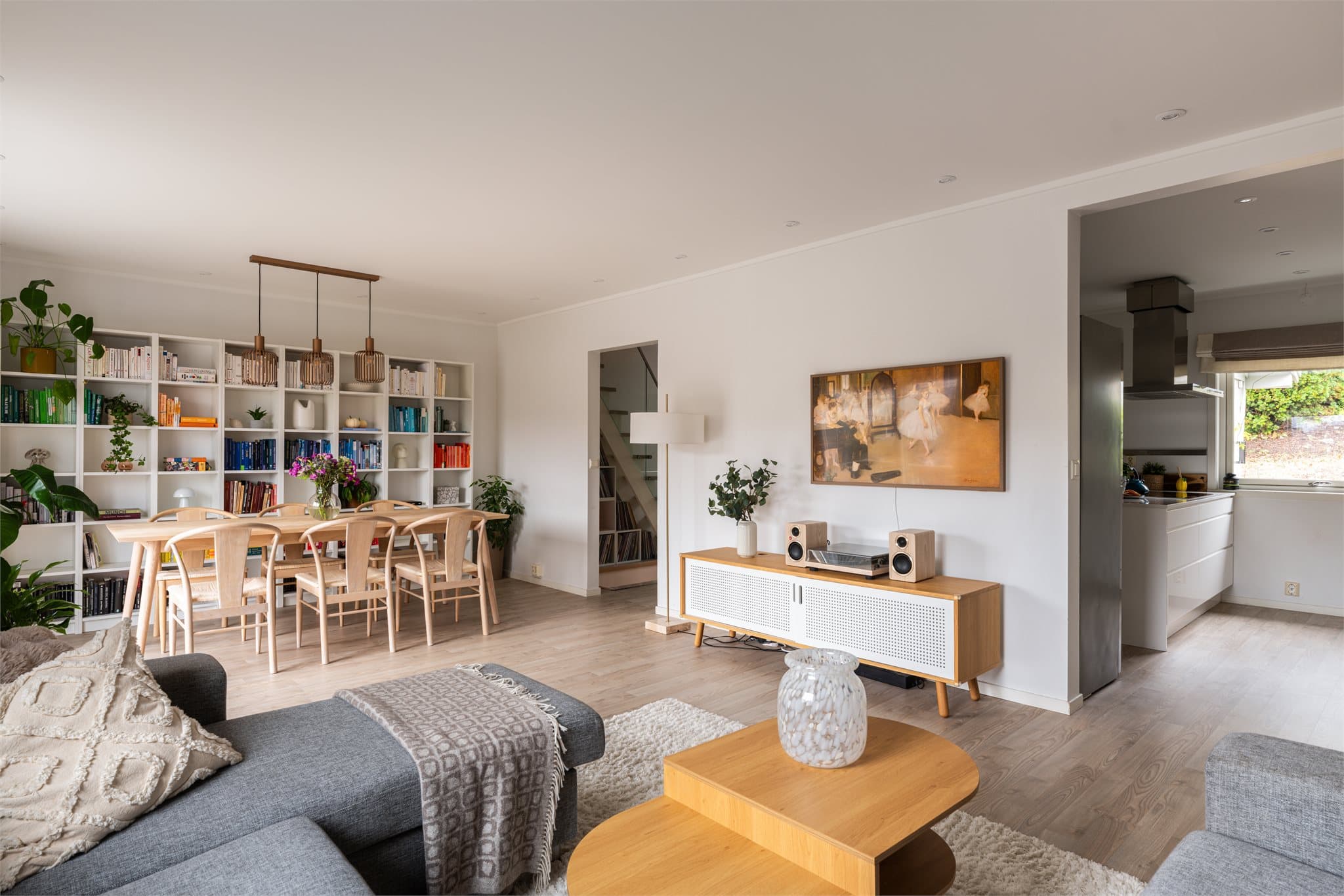 Planløsningen er meget god med naturlig soneinndeling, samtidig som det føles åpent og sosialt.