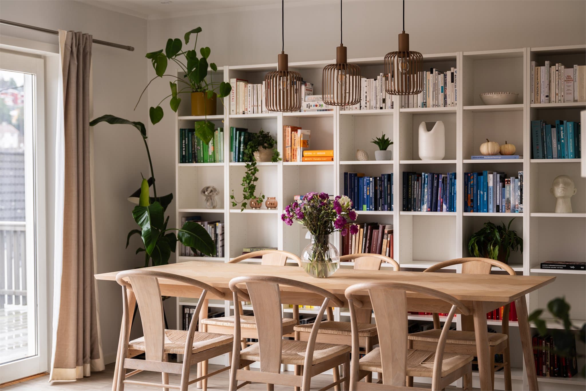 Spiseplassen her blir en favoritt, og et fint sted for de daglige måltidene, lekselesing og hyggelige middager med familie og venner.