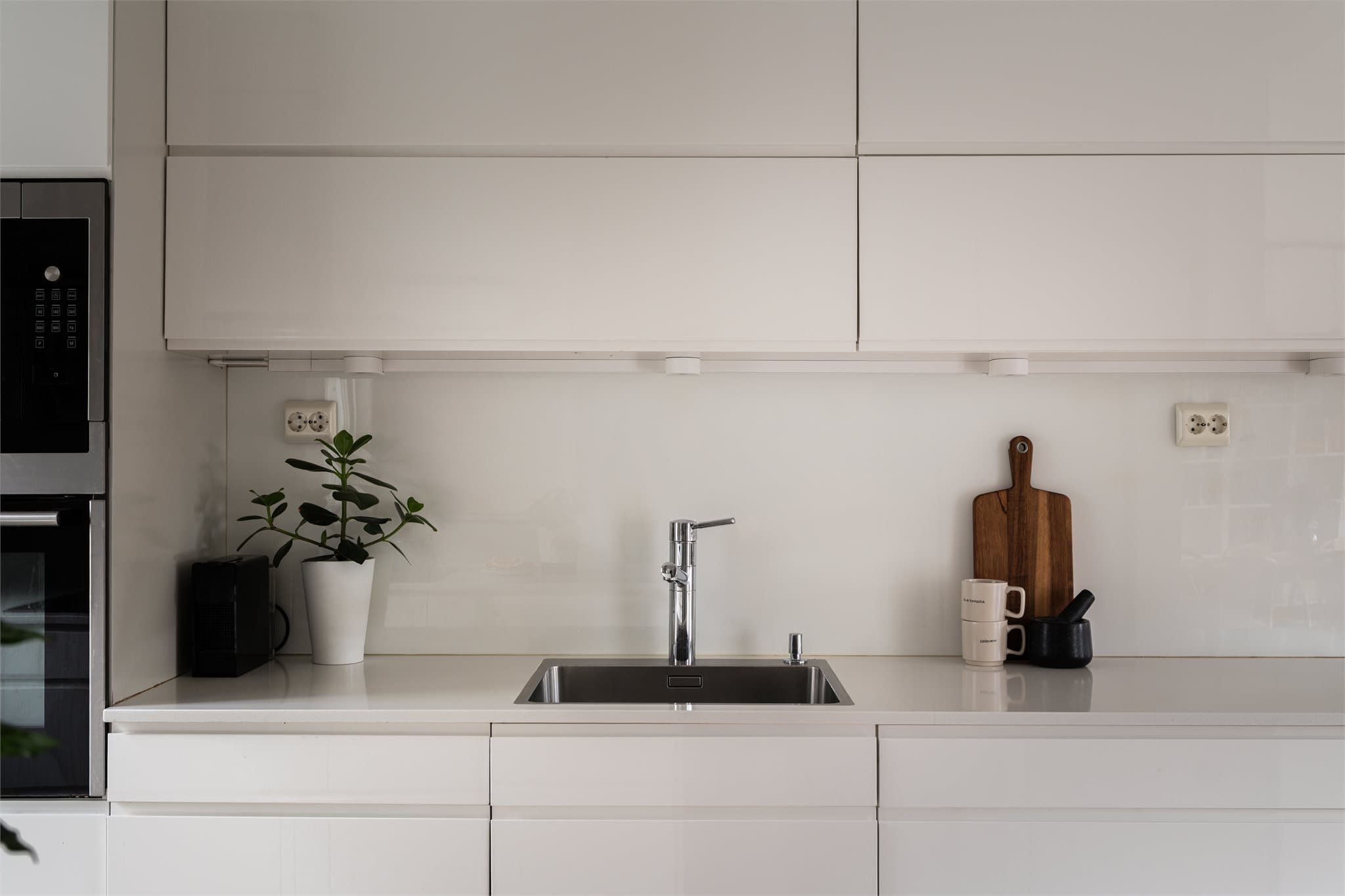 Solid og slitesterk benkeplate av stein som gir kjøkkenet et eksklusivt utrykk.