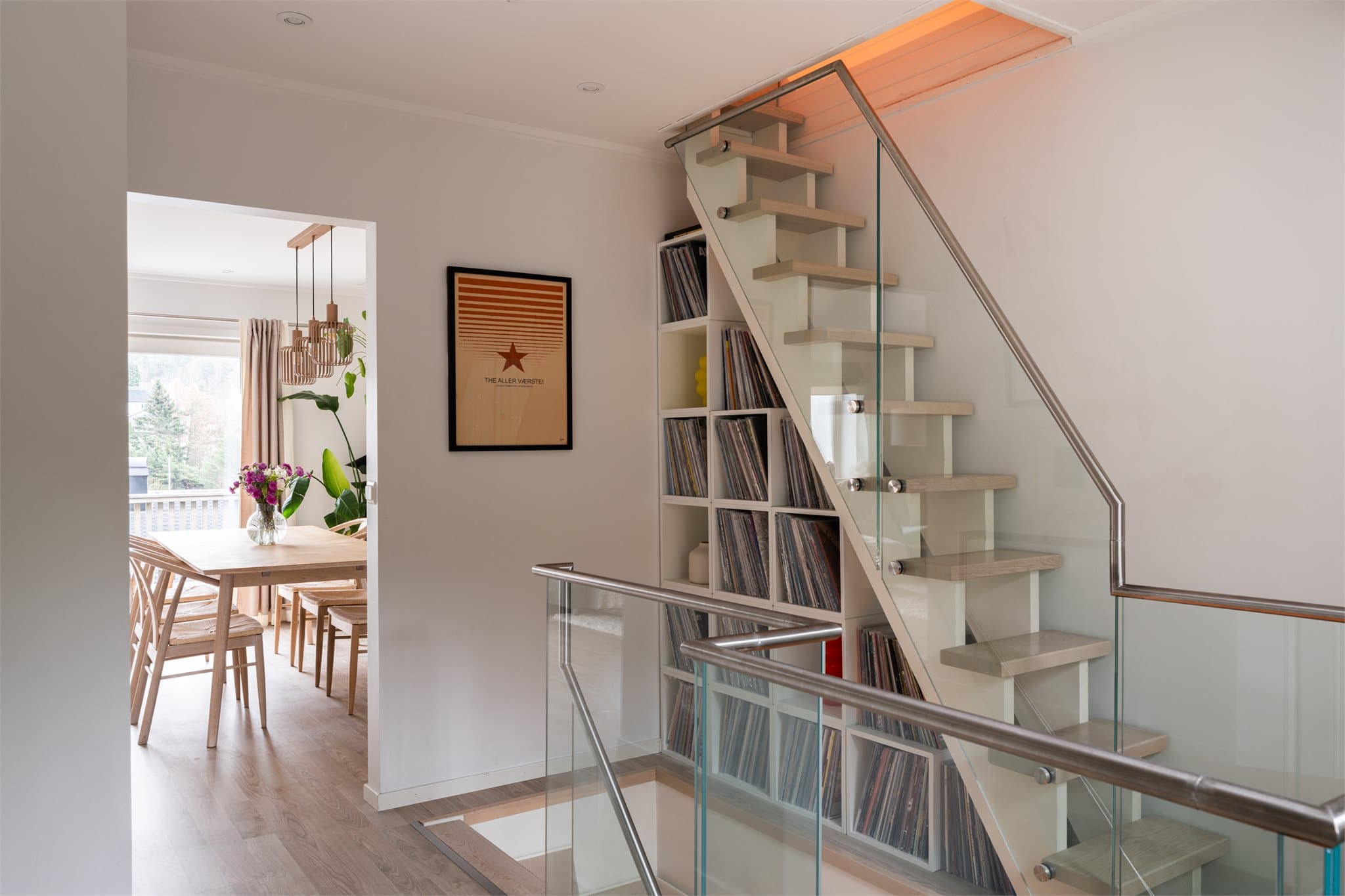 For ekstra komfort er det lagt gulvvarme i etasjen (foruten gang/kjøkken), samt en varmepumpe som sørger for deilig temperatur året rundt.