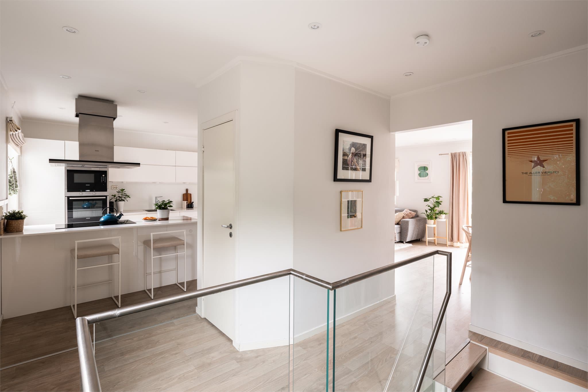 En åpen planløsning gjør det enkelt for kokken å holde den gode kontakten med gjestene mens maten tilberedes. I midten ligger et praktisk toalettrom.