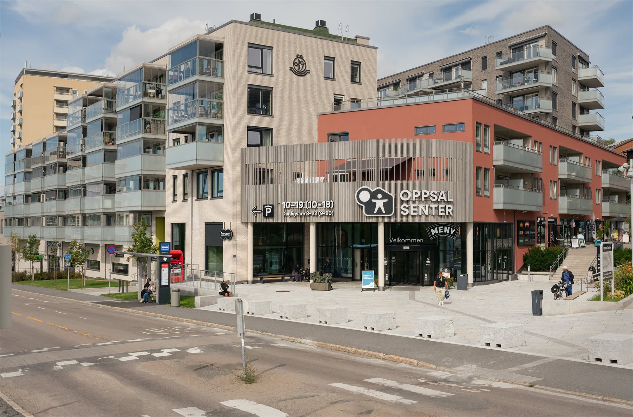 Oppsal senter byr på ARK, frisør, apotek, dyrebutikk, Meny og flere spisesteder.