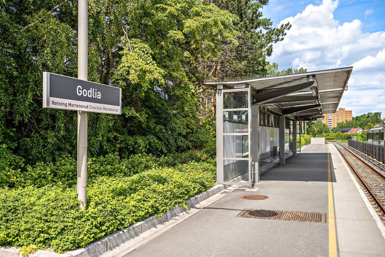 Området er godt dekket av kollektivtransport. Nærmeste t-banestasjon på Godlia ligger en liten rusletur unna.