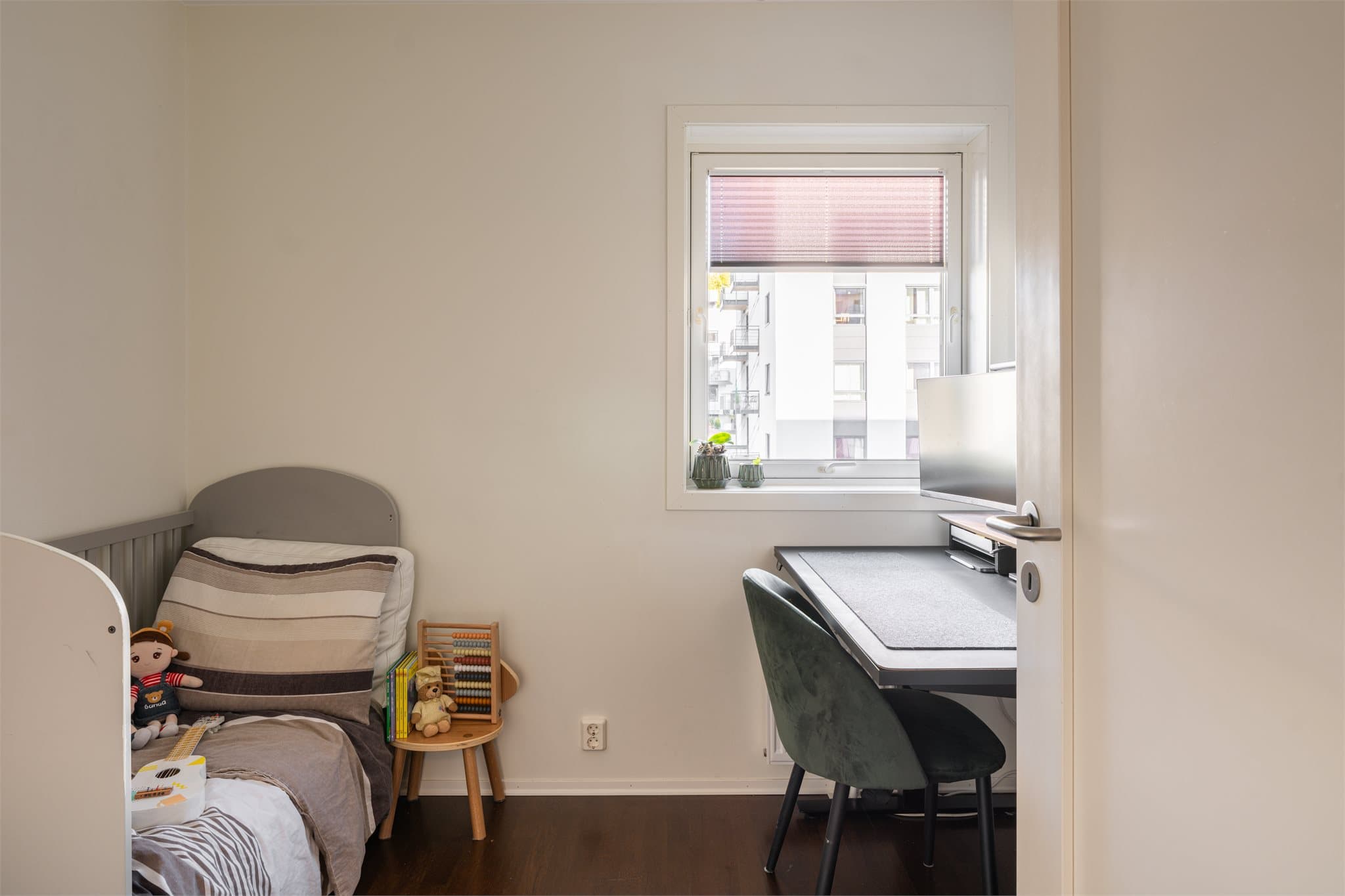 Det andre soverommet har plass til seng og skrivebord, og egner seg godt som barnerom, gjesterom eller hjemmekontor.