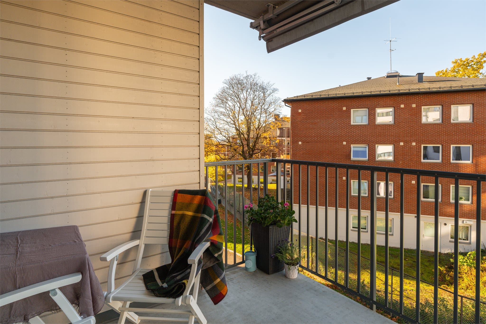 Fra stuen er det utgang til balkongen som har god plass til utemøbler.
