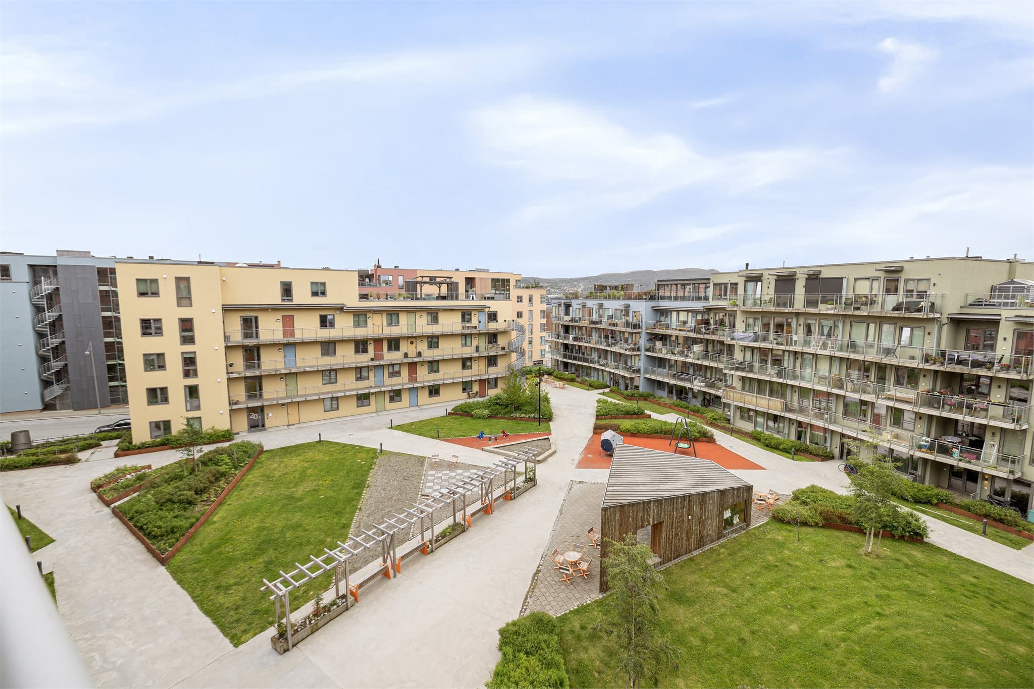 Her bor man sentralt med umiddelbar nærhet til dagligvare, treningssentre, bakeri og kollektivforbindelser.
