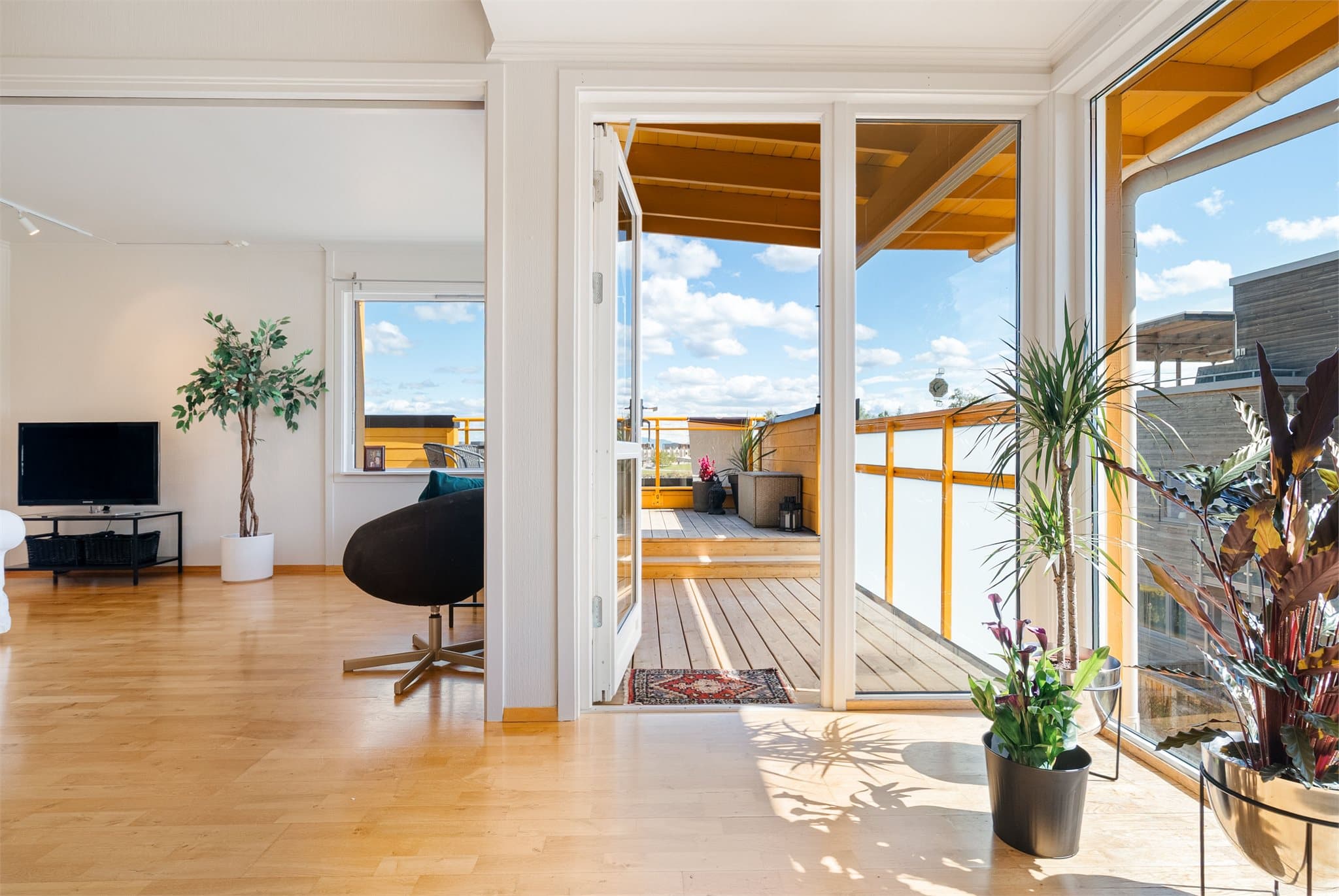 Fra stuen har du utgang til en delvis overbygd terrasse på hele 17 kvm.