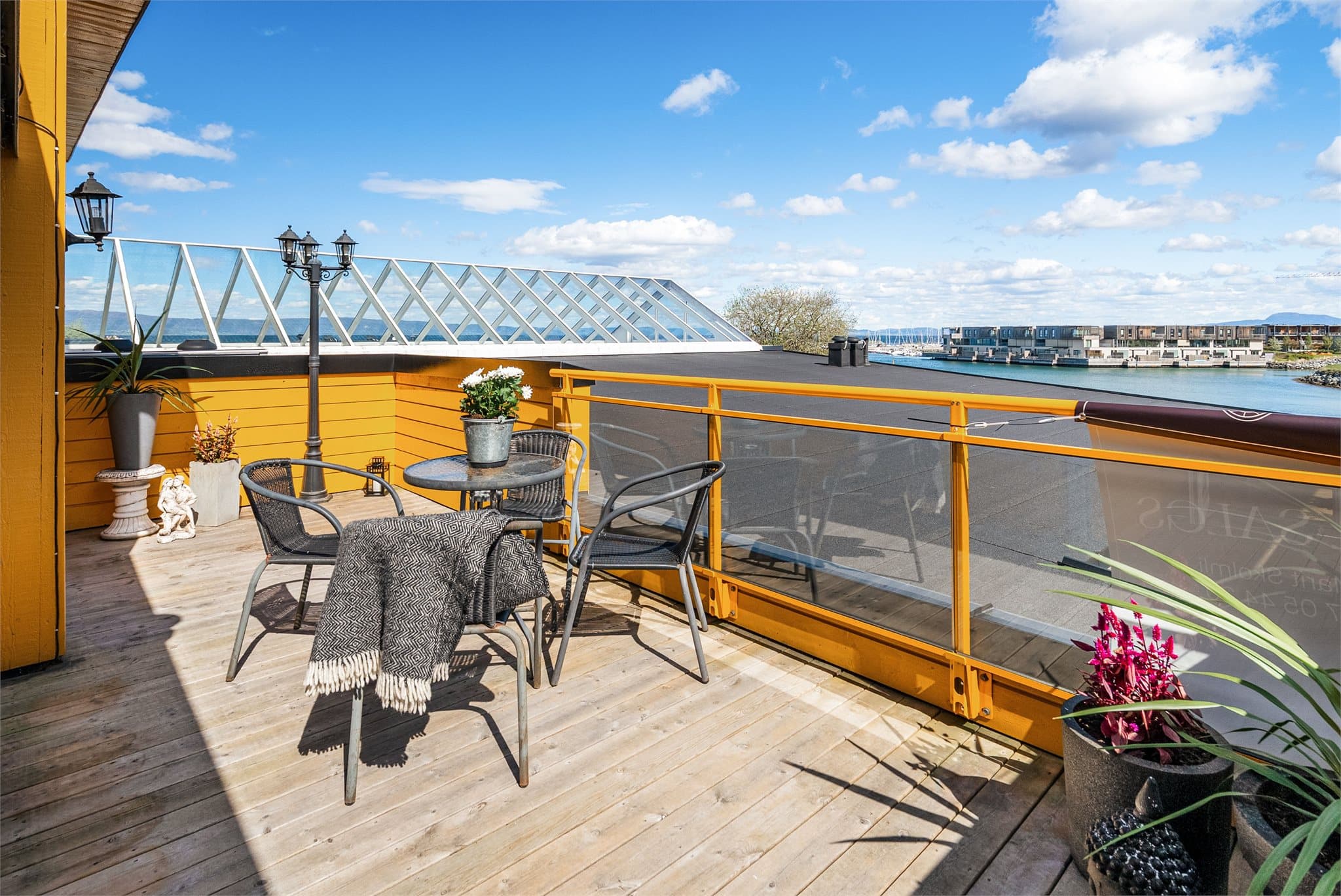 Terrassen byr på en nydelig utsikt over sjøen og Grilstad Marina.