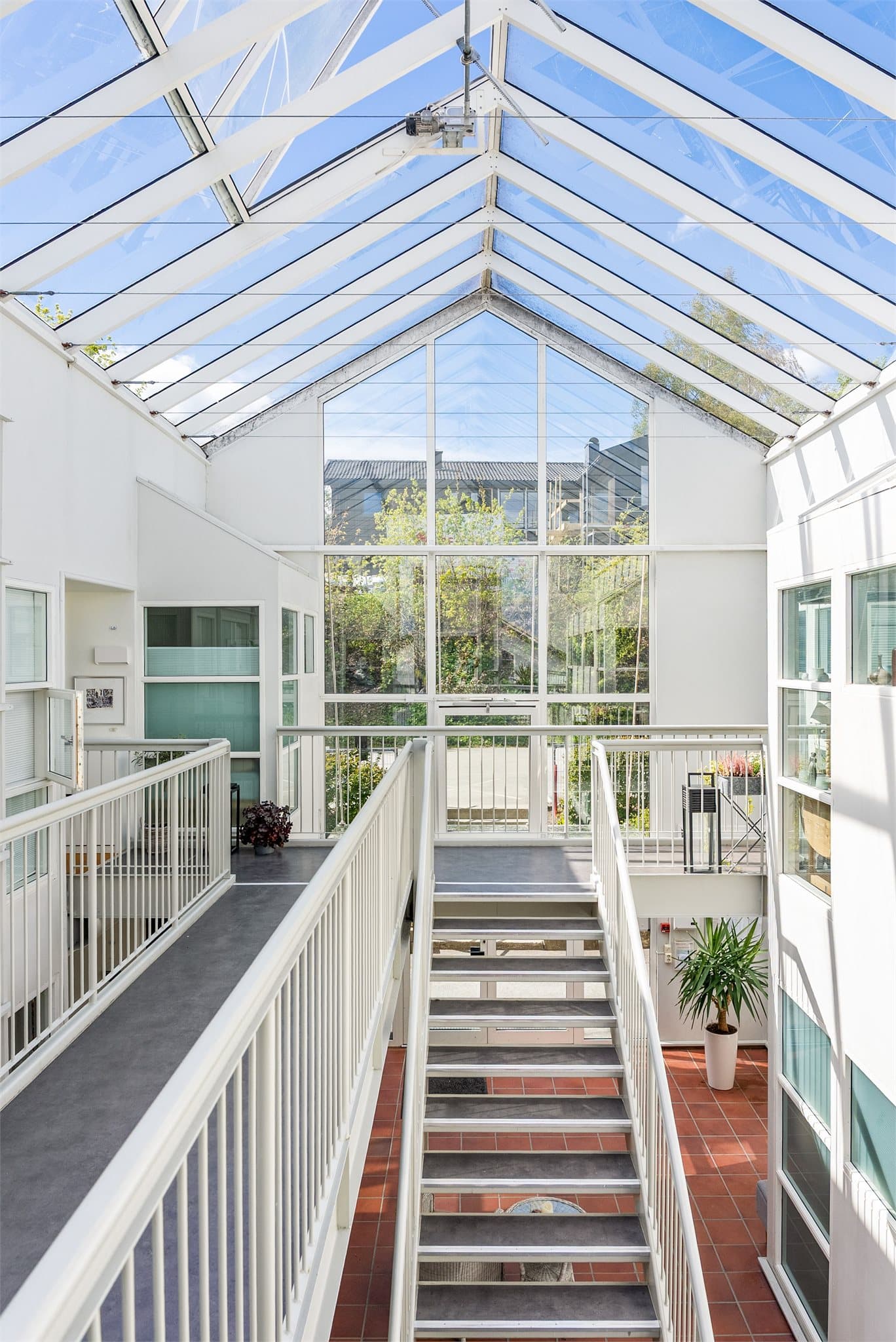 Leiligheten har adkomst fra et pent atrium, med praktisk tørrskodd forbindelse ned til bodarealer via heis og trapp.