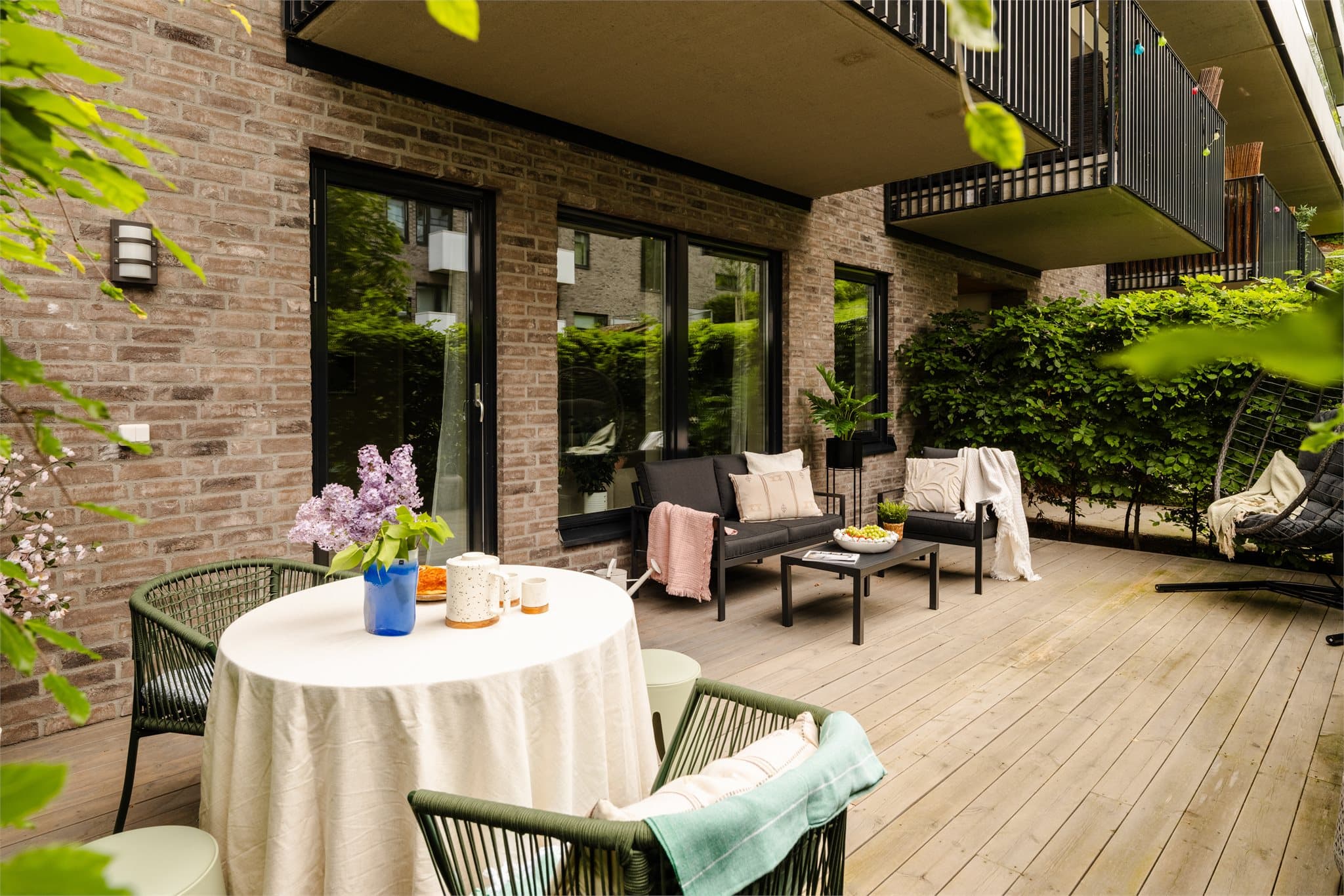 Fra stuen er det direkte utgang til en stor, markterrasse på cirka 28 m².