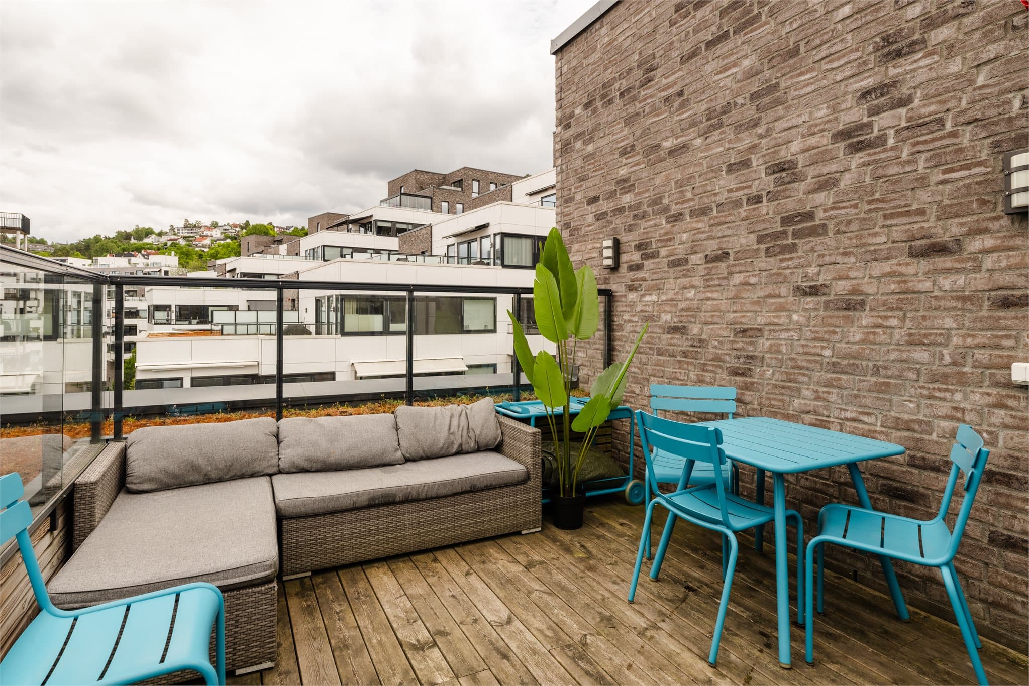 Takterrassen er møblert med sittegrupper.