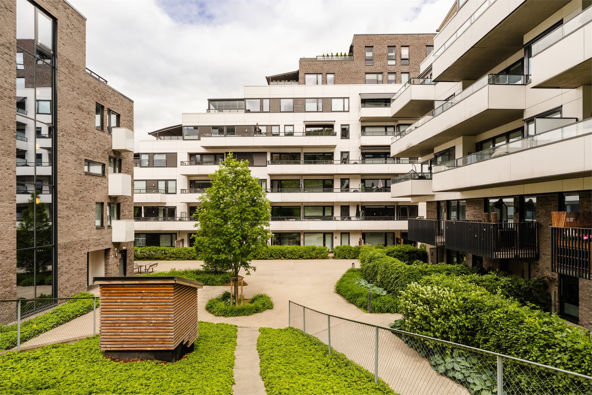 Borettslagets fellesarealer er pent opparbeidet med interne gangveier, beplantning og sitteområder.