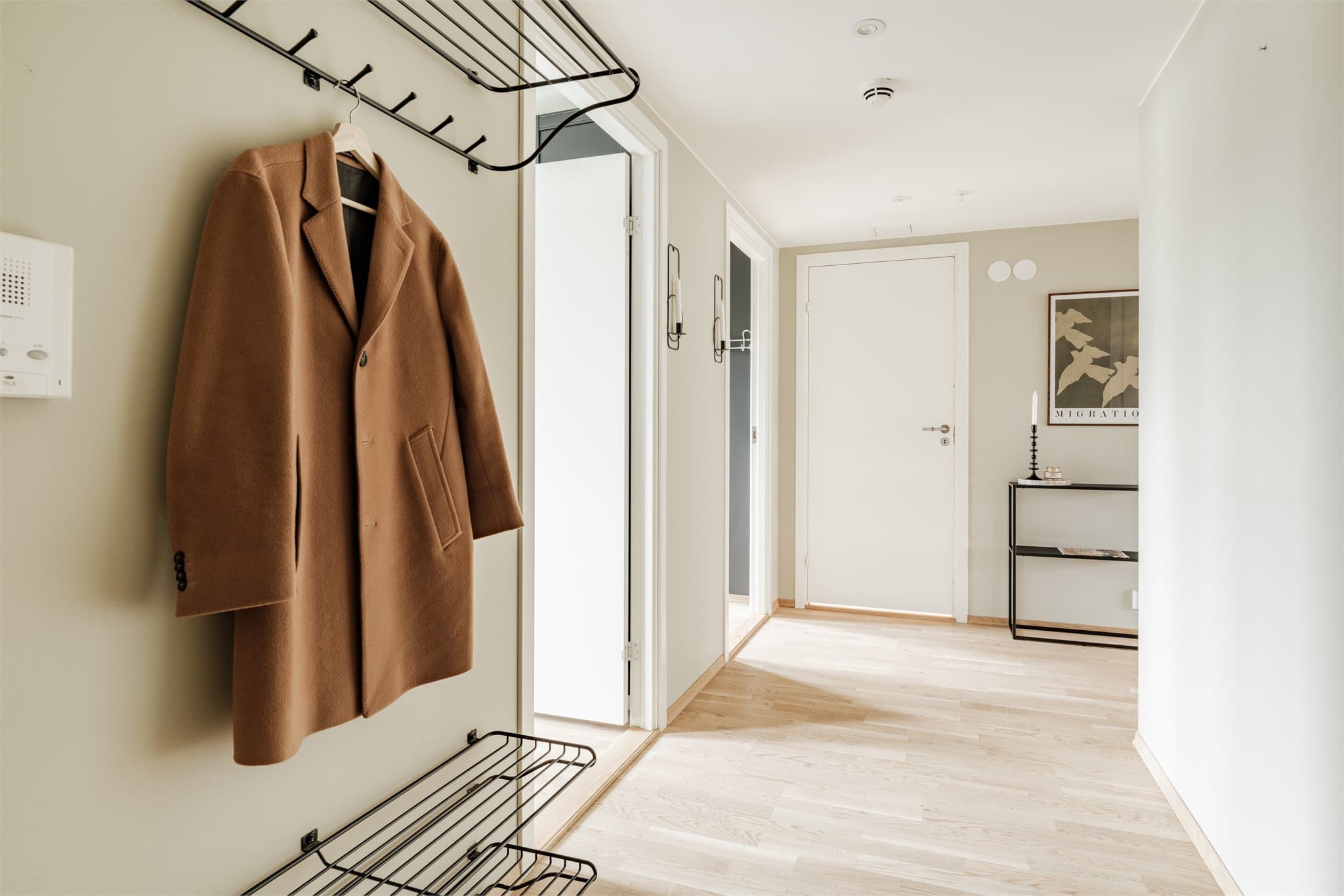 Gang med god plass til oppbevaring og oppheng.