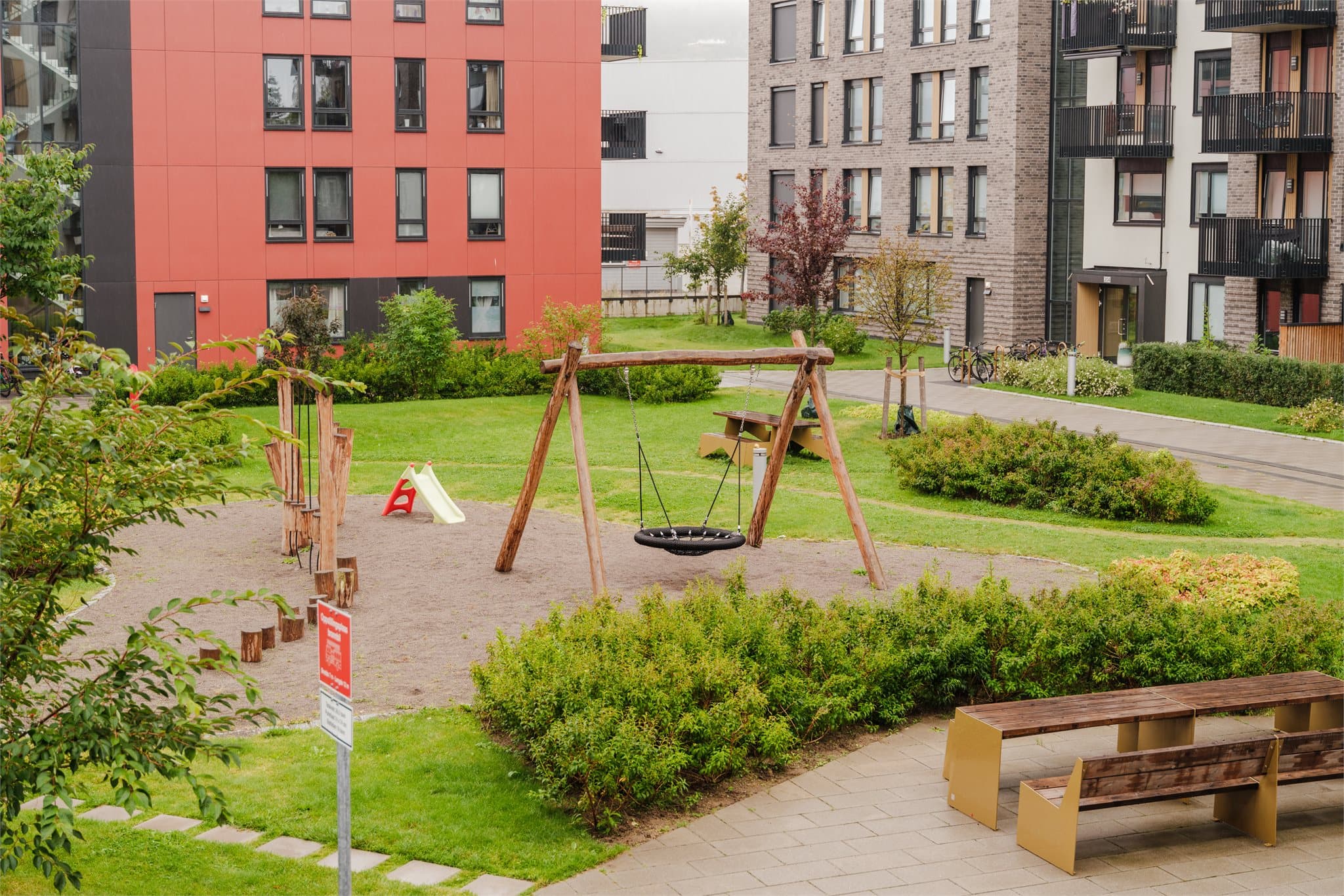 Utearealer i bakgården.