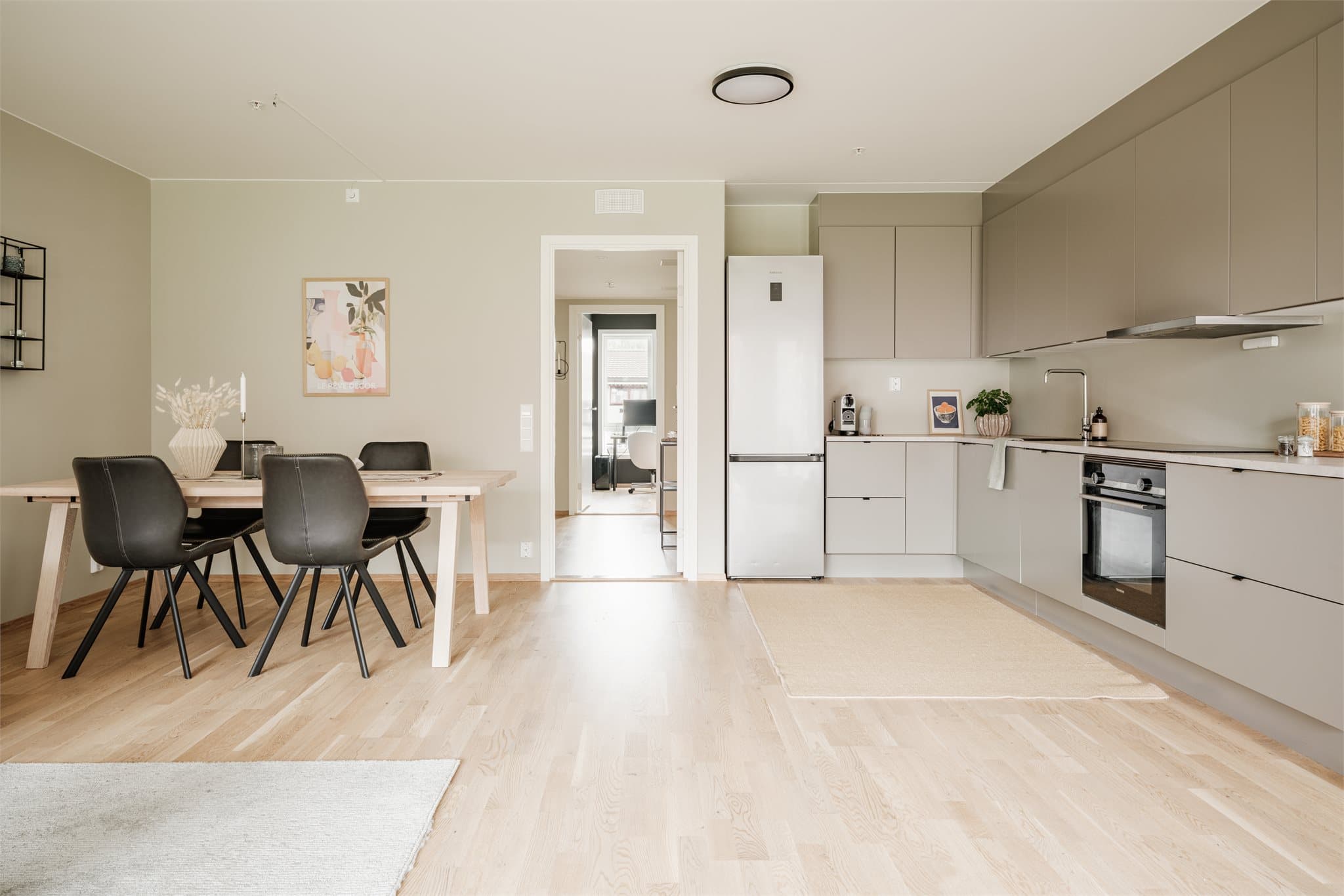 Det er tilrettelagt for et stort spisebord ved kjøkkenet.