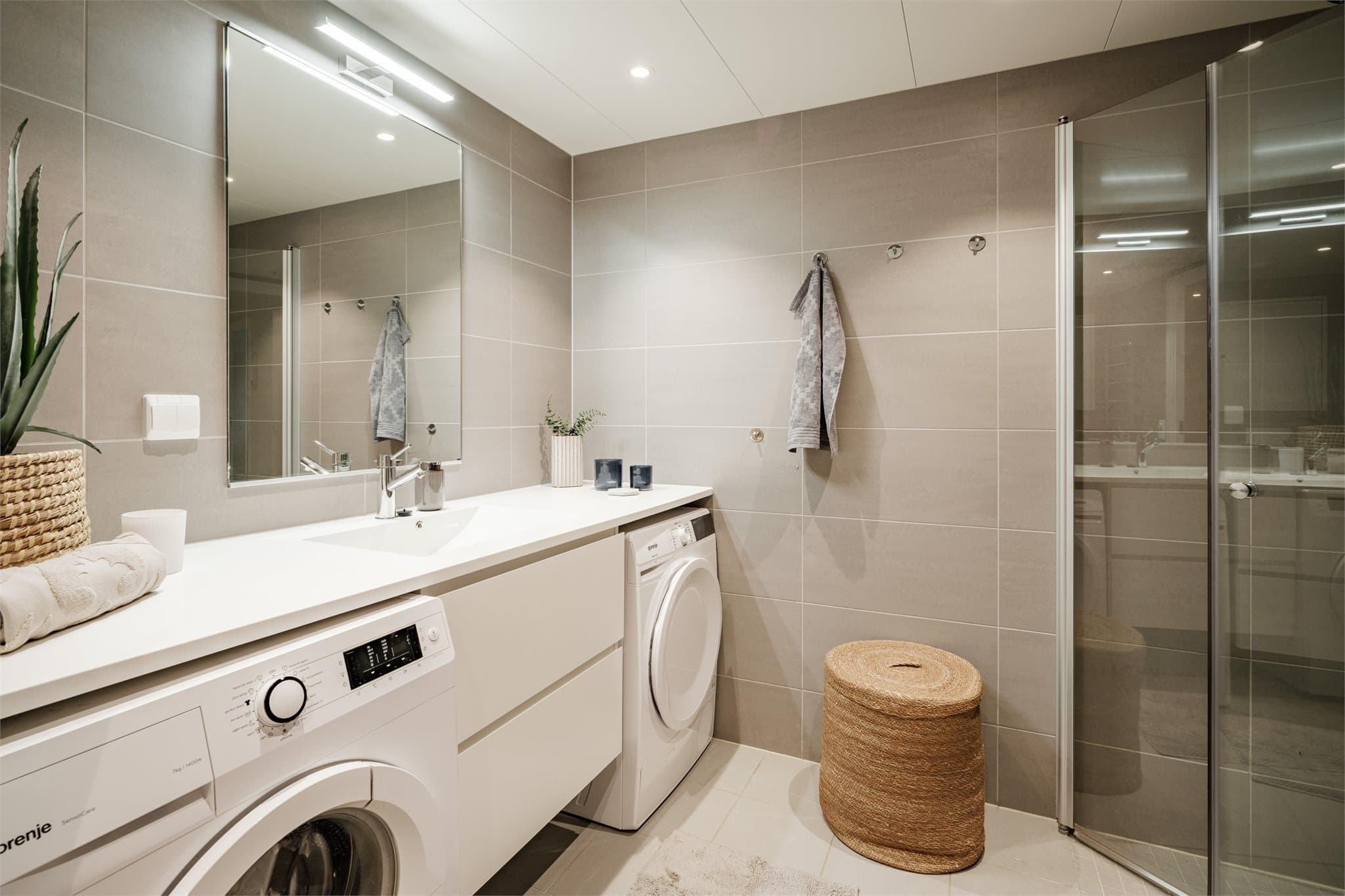 Opplegg for vaskemaskin og plass til tørketrommel. Mekanisk avtrekk.