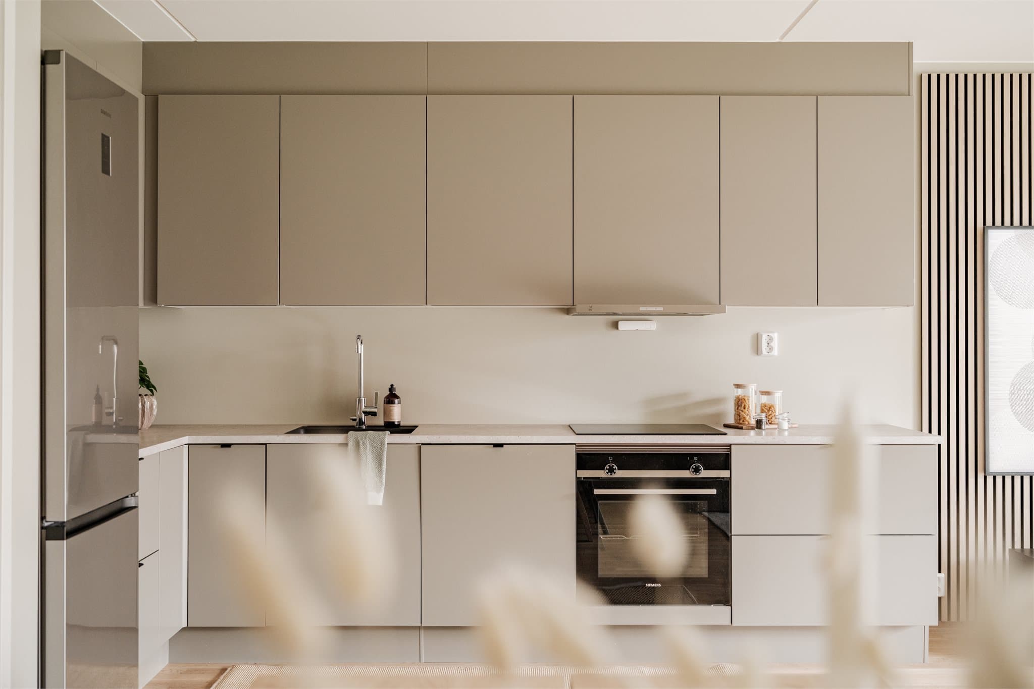 Tidløs innredning og gode arbeidsflater.