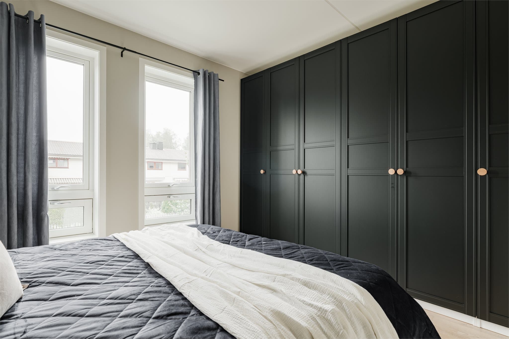 Masse lagringsplass med innebygde skap langs hele veggen.