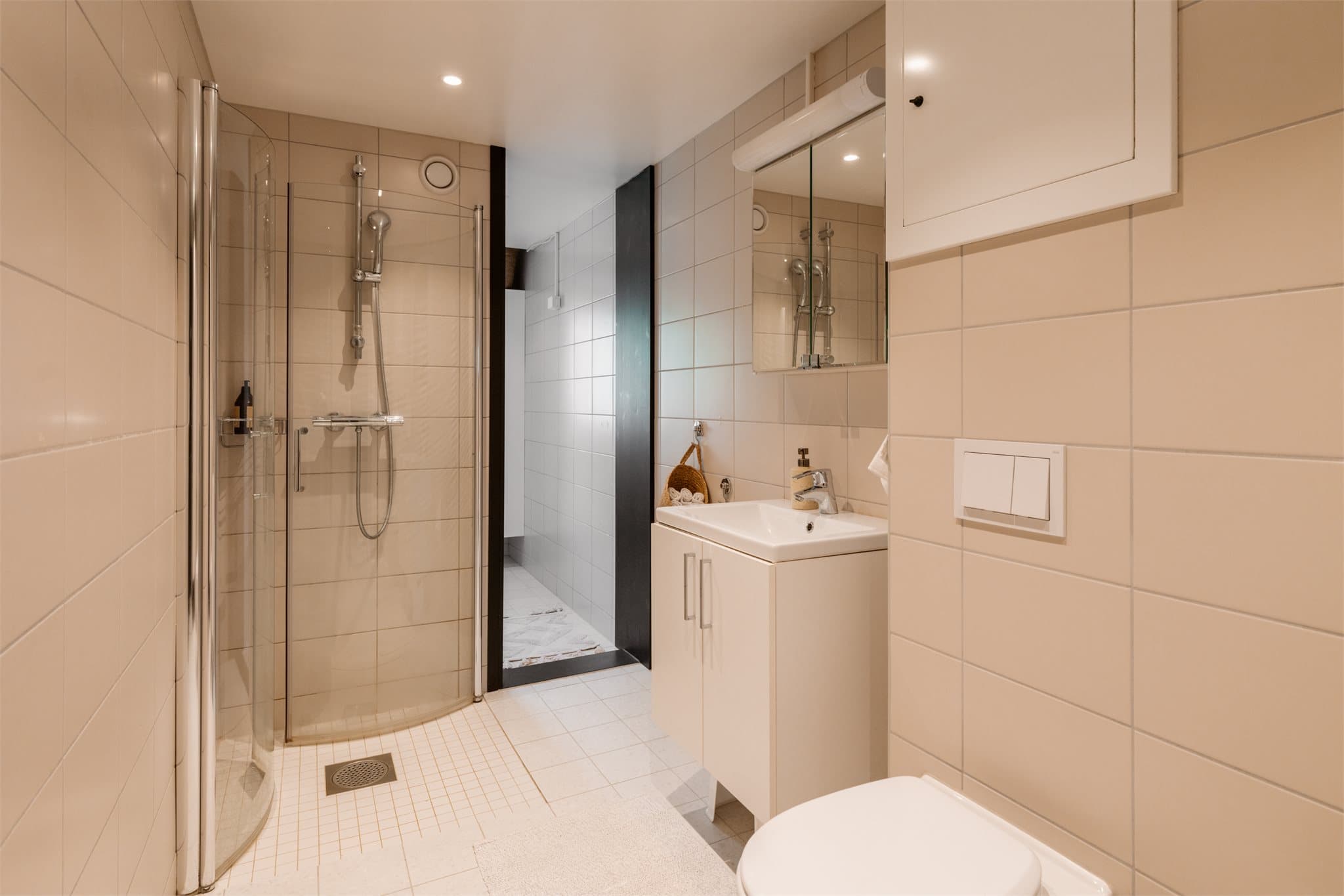 Delikat bad renovert i regi av borettslaget i 2019, senere oppgradert i 2021 med blant annet nye gulvfliser.