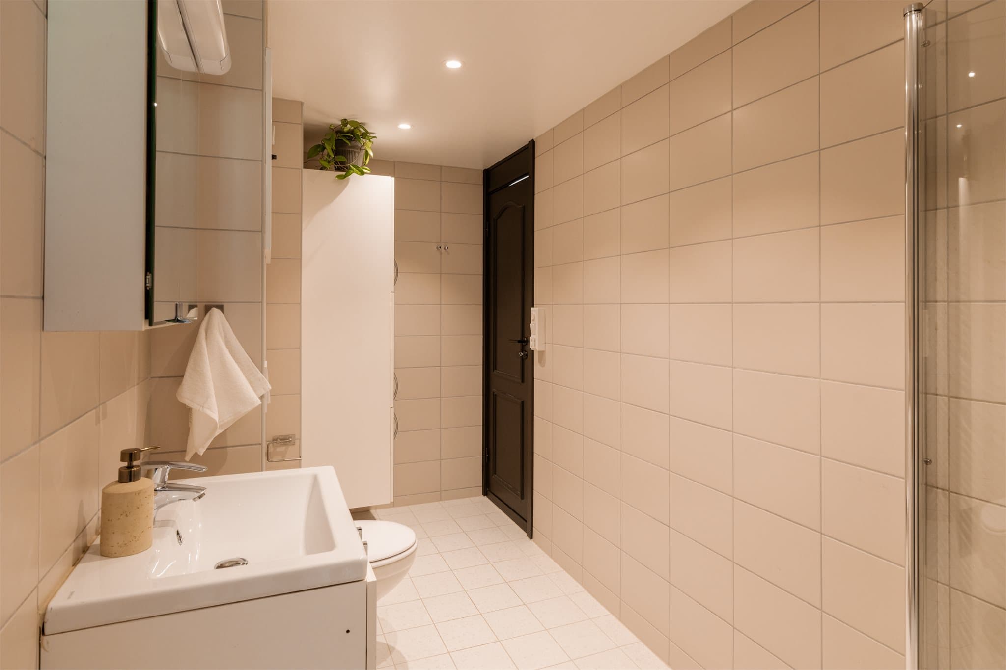 Baderommet er utstyrt med elektriske varmekabler, som bidrar til en behagelig og komfortabel opplevelse.