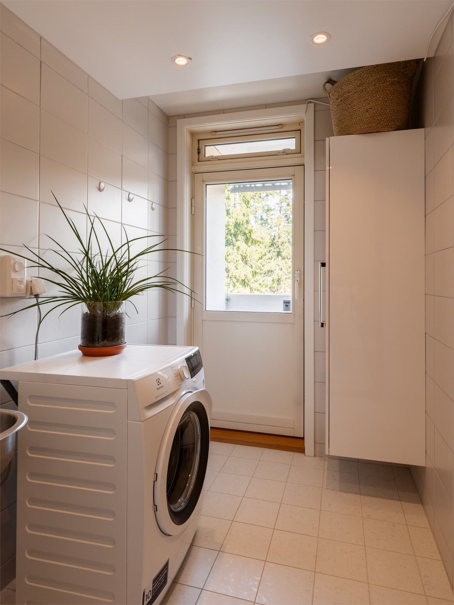 Romslig med flislagte overflater og varmekabler, modernisert av borettslaget i 2019.