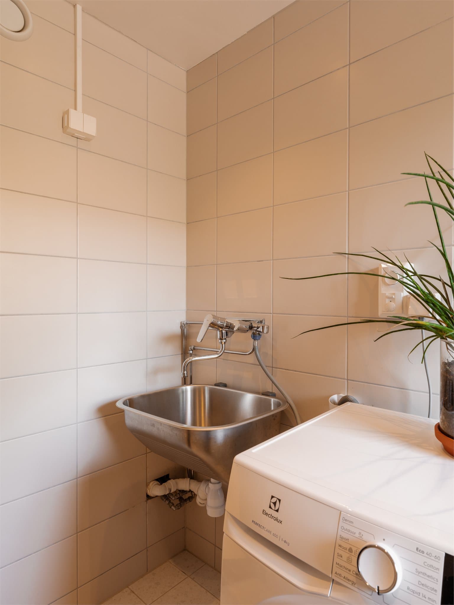 Innenfor badet finner vi en egen sone som benyttes som vaskerom.