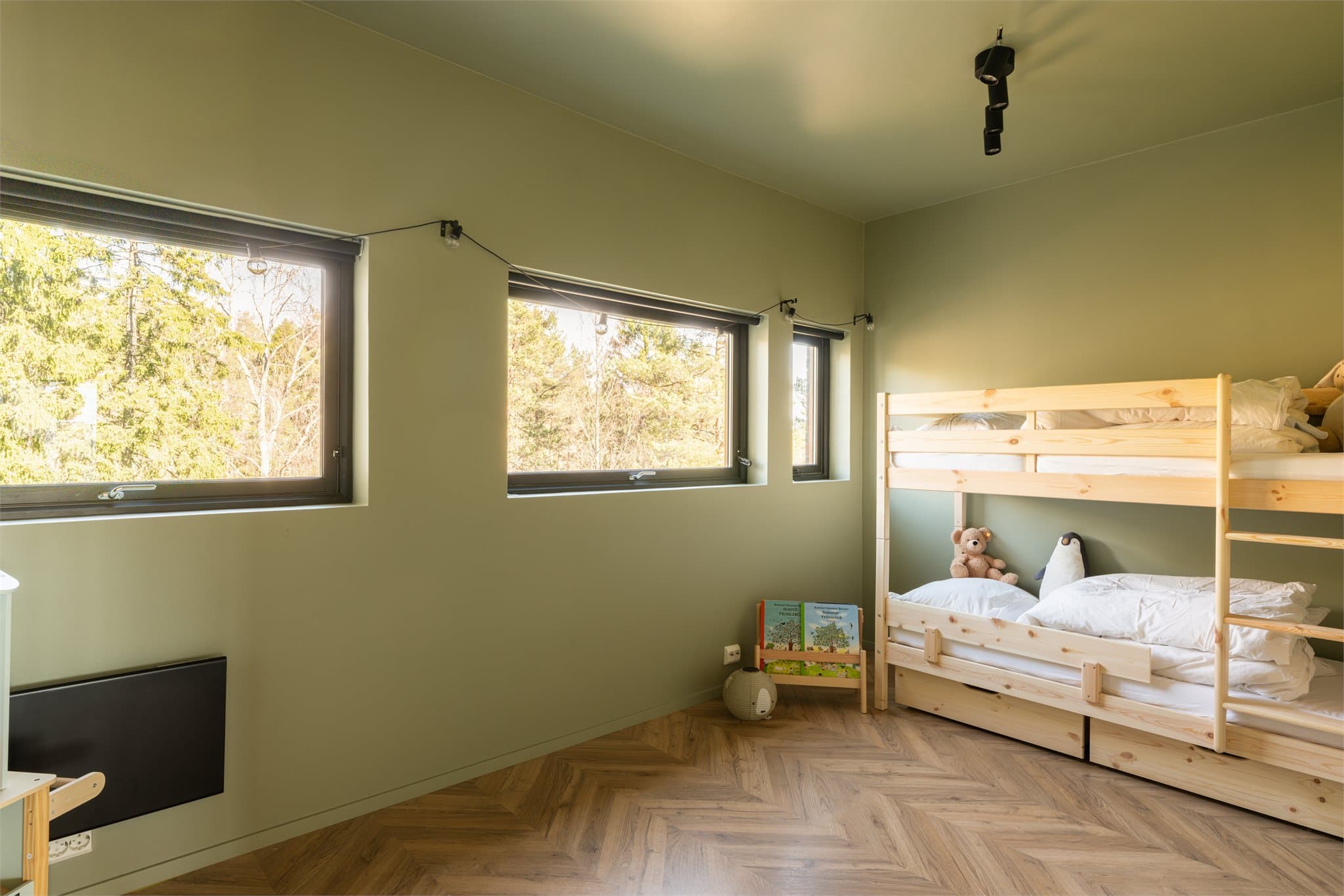 Et drømmerom for små barneføtter! Rommet er barnas palass, hvor de skal finne ro, inspirasjon og trygghet.