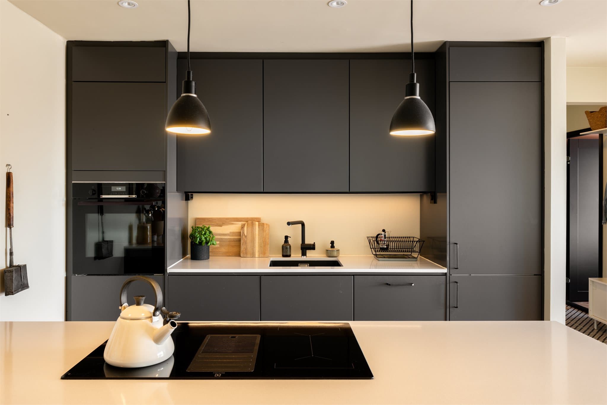 Kjøkkenøya gjør det enkelt å holde kontakten med gjestene mens du lager mat.