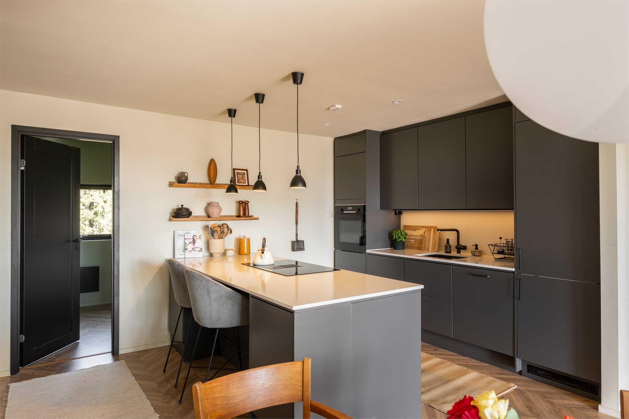 Et moderne og praktisk kjøkken med integrerte hvitevarer som skaper et sømløst og elegant preg.