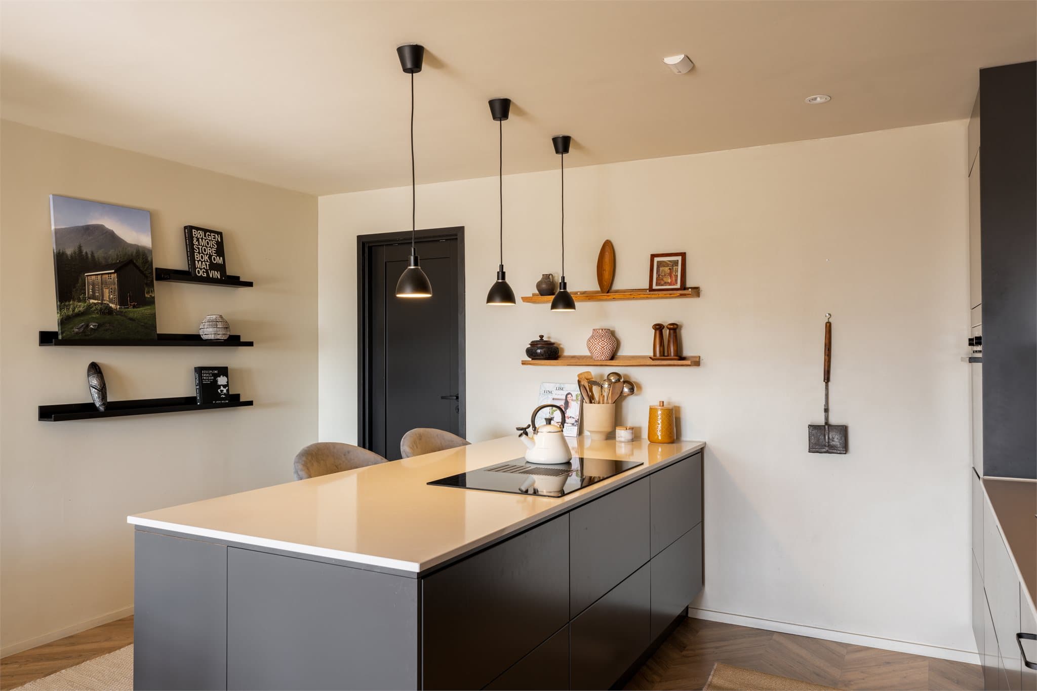 Steinbenkeplaten på kjøkkenet gir et eksklusivt preg og er både slitesterk og av høy kvalitet.