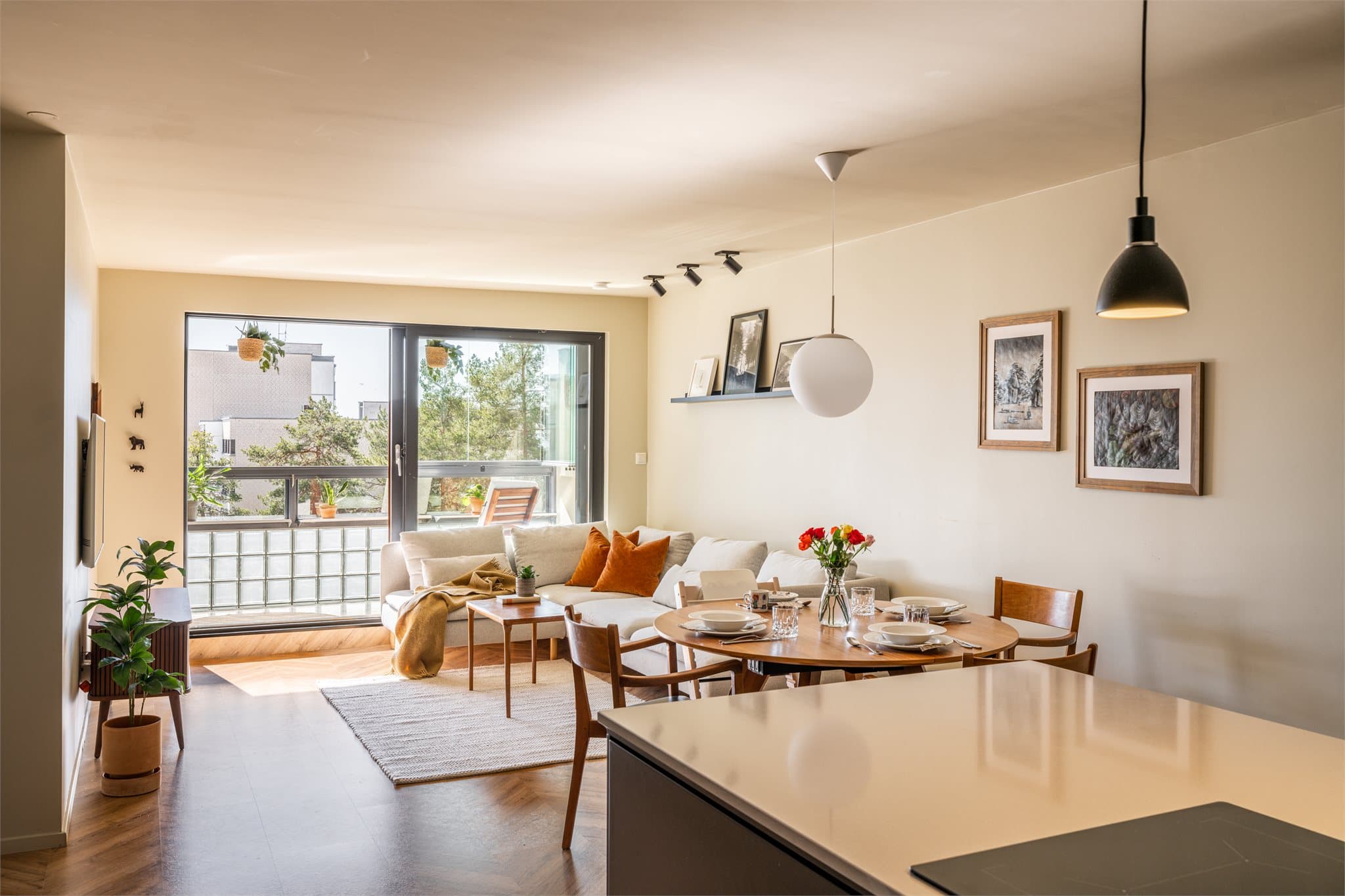 Et romslig og elegant oppholdsrom med imponerende vindusflater som skaper en lys og åpen romfølelse.