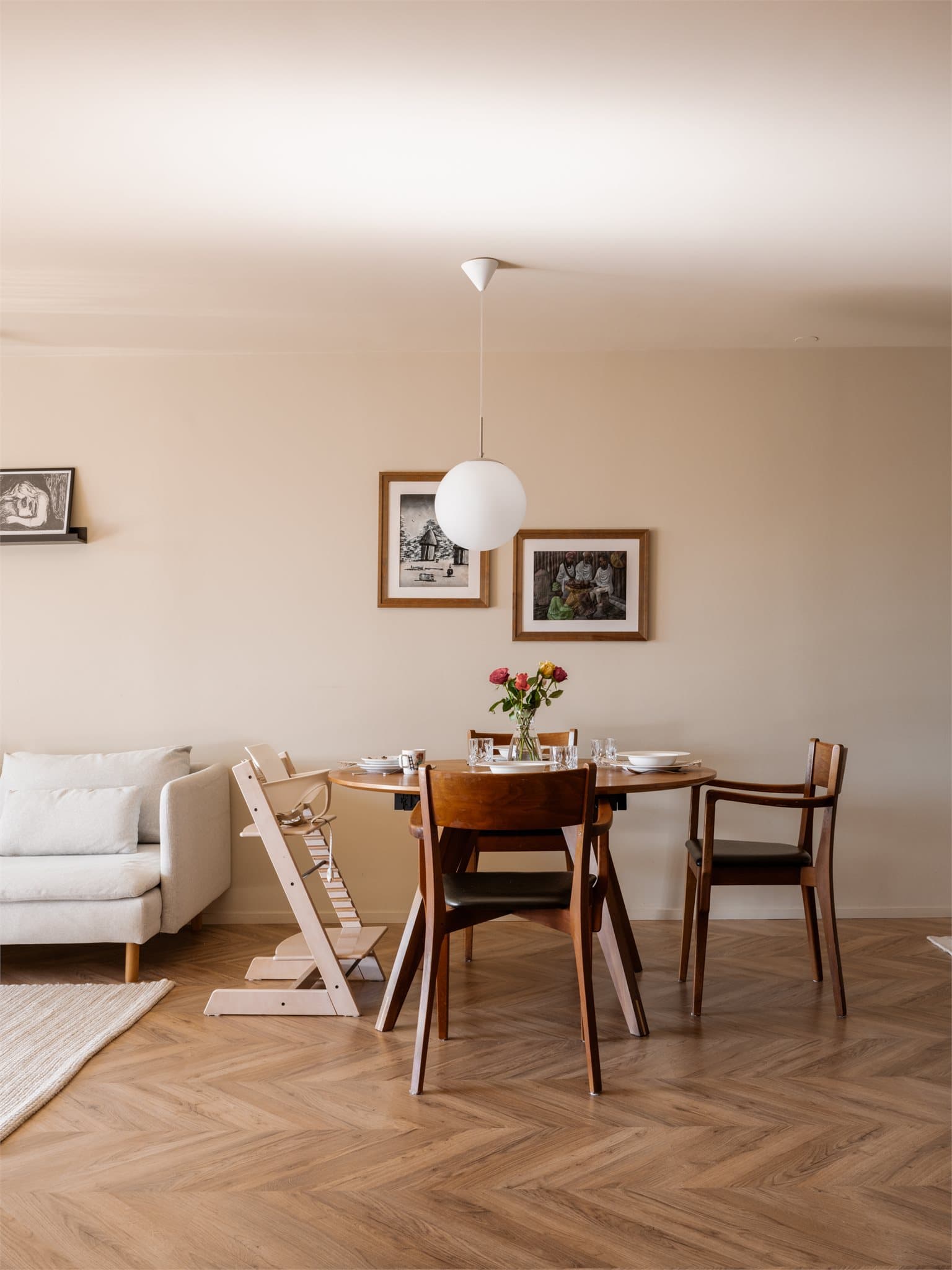 Spisegruppen fungerer som en naturlig romdeler og skaper tydelige soner i oppholdsrommet.