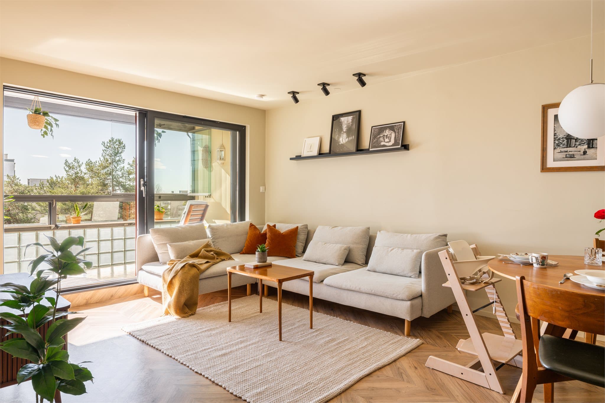 En smart planløsning med naturlig inndeling som gir gode møbleringsmuligheter.