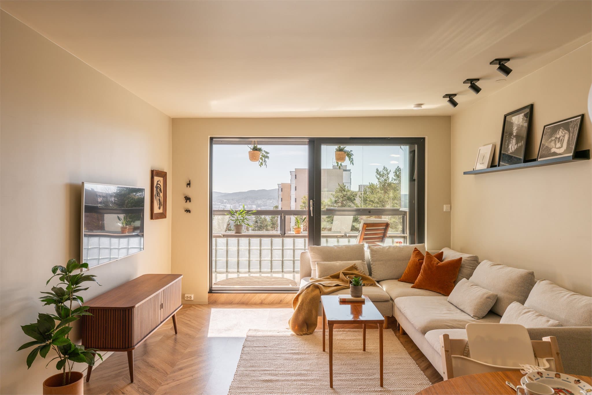 Et stilrent og påkostet hjem med god beliggenhet i byggets 4. etasje.