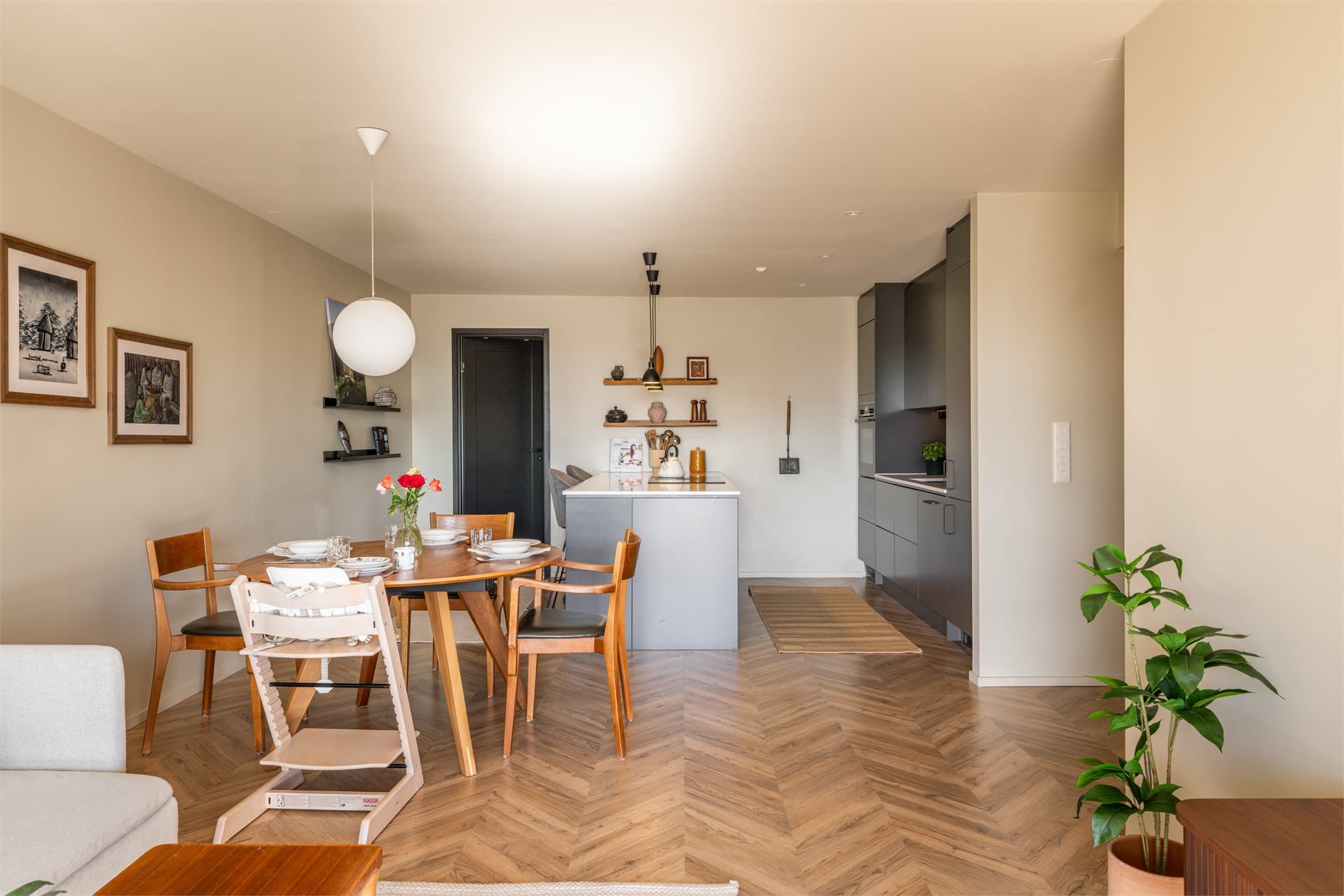 Spisegruppen får sin naturlig plassering mellom sonene.