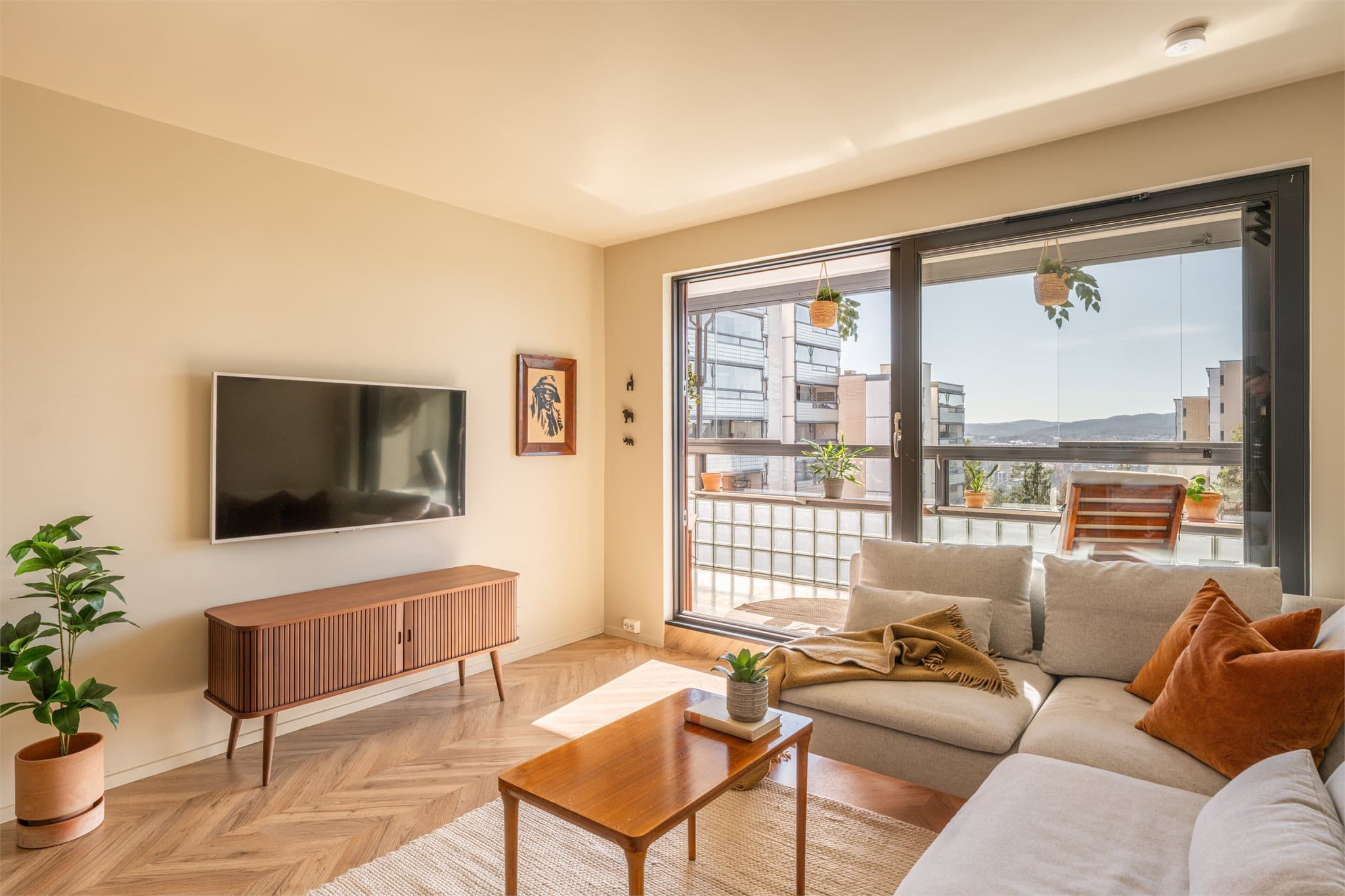 Lyse overflater og fiskebensgulv gir et eksklusivt preg.