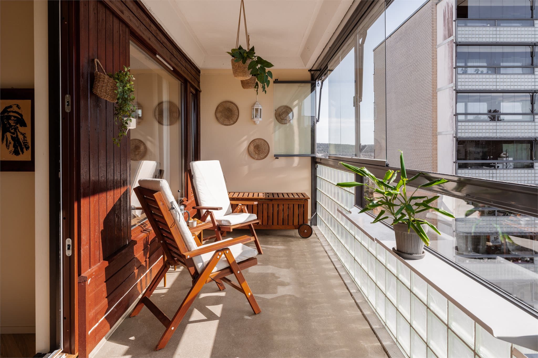 Her er det god plass til utemøbler og beplantning. Her er det bare invitere venner og familie på hyggelige sammenkomster.