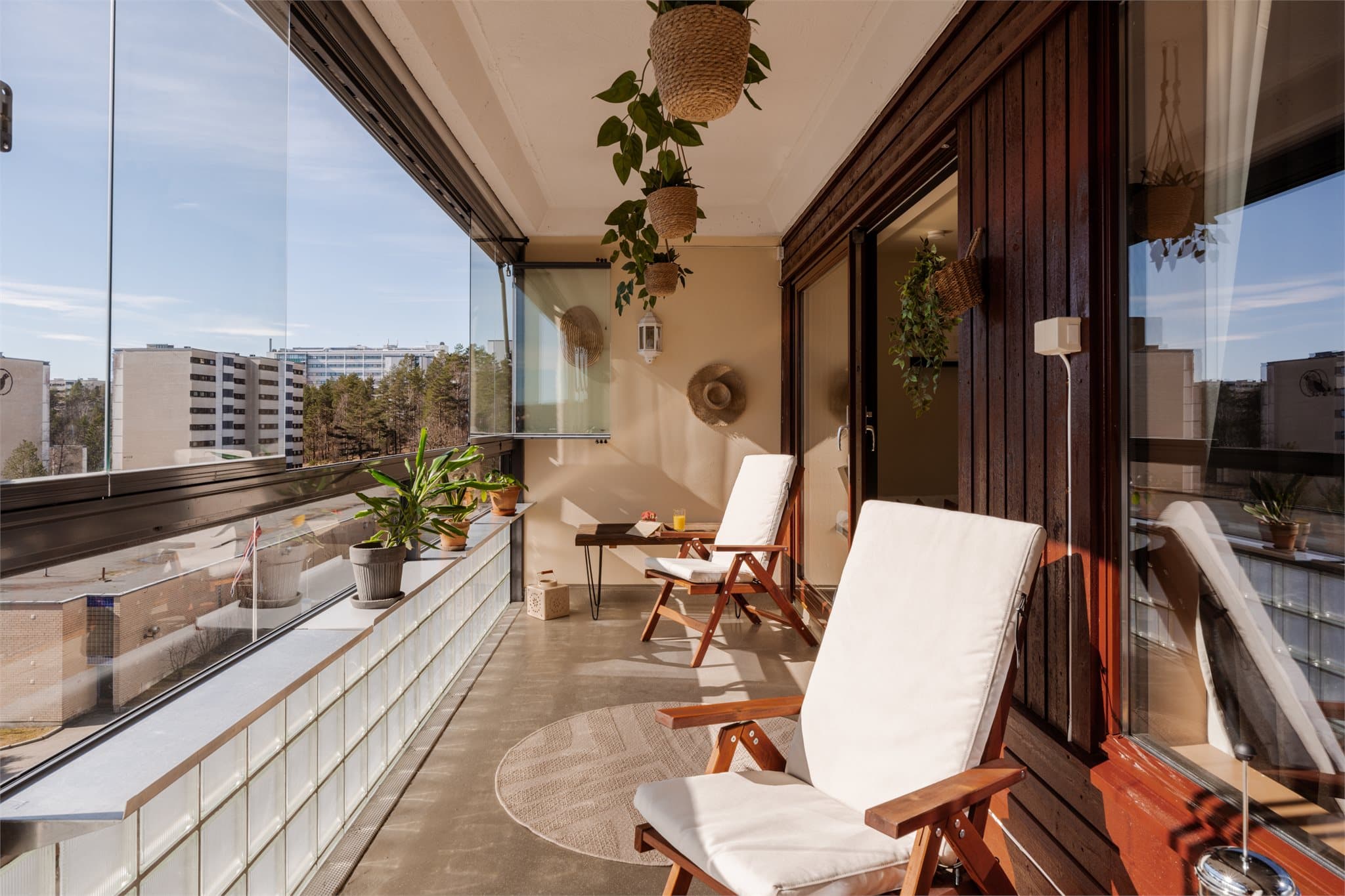 Balkongen er innglasset, slik at du kan nyte den både på solrike sommerdager og kjølige høstkvelder.