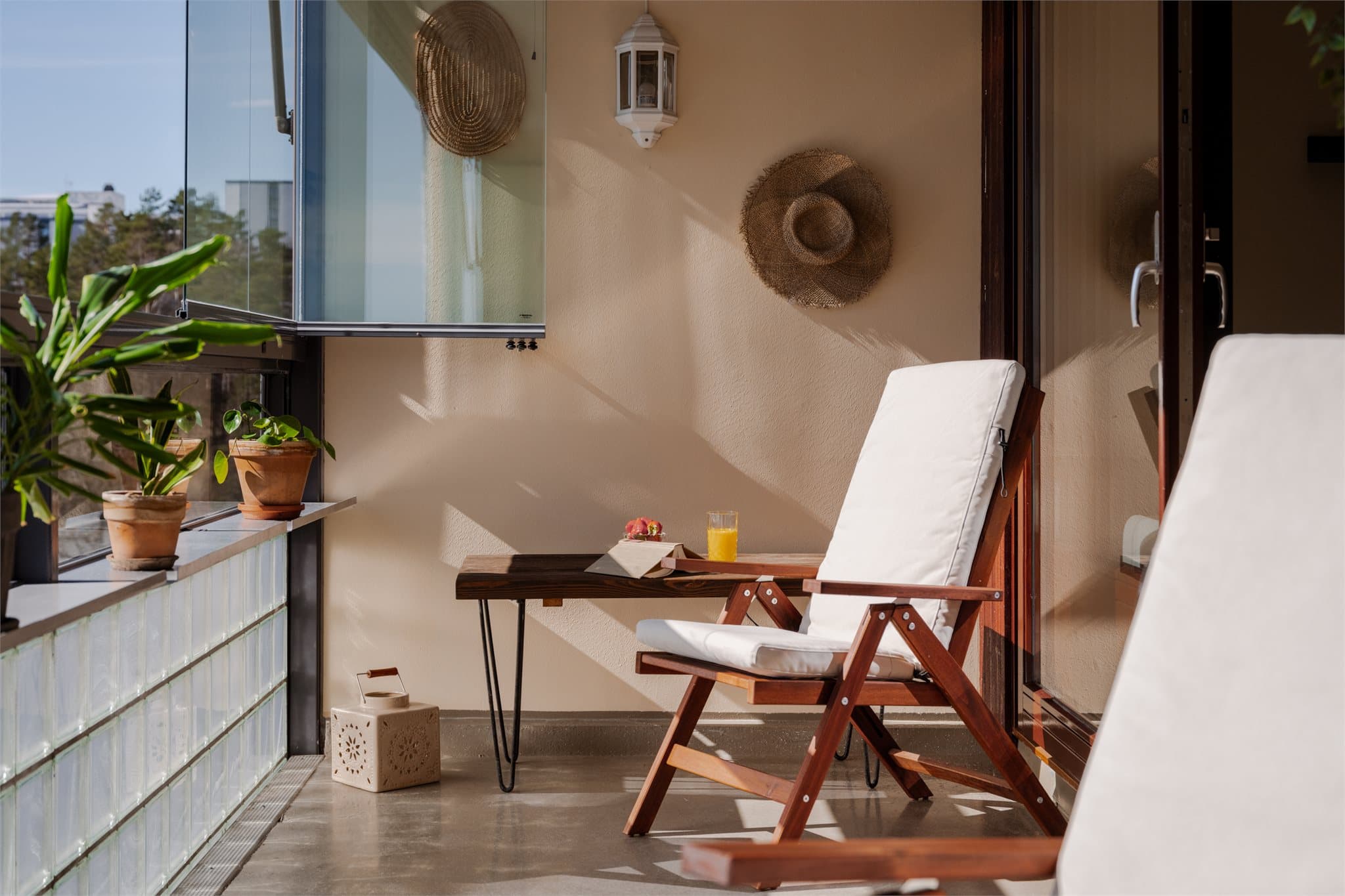 En innglasset balkong gir en lun og solrik oase som kan nytes store deler av året.