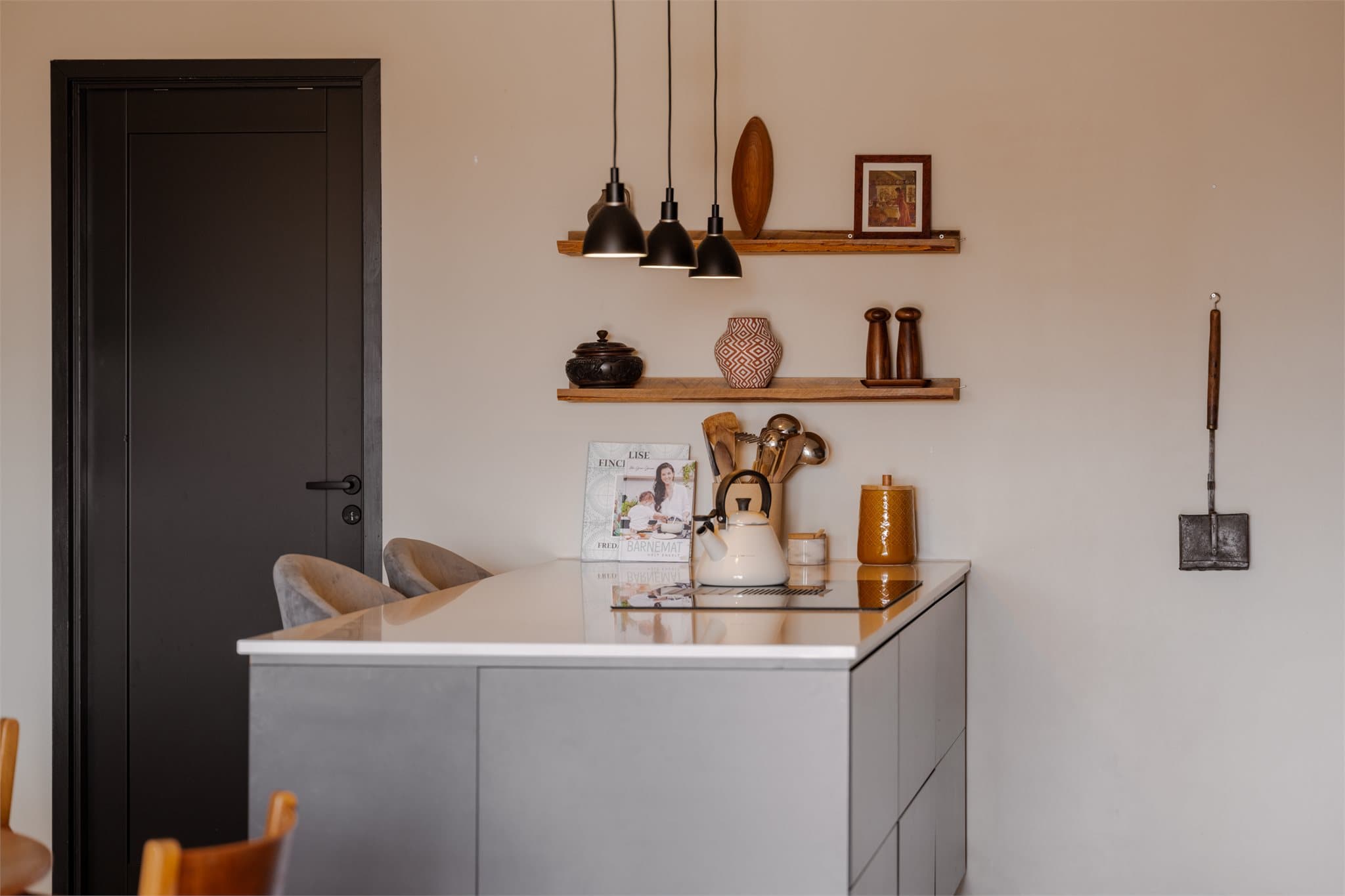 Kjøkkenet er praktisk plassert, adskilt fra stuen – likevel en del av et fantastisk allrom!