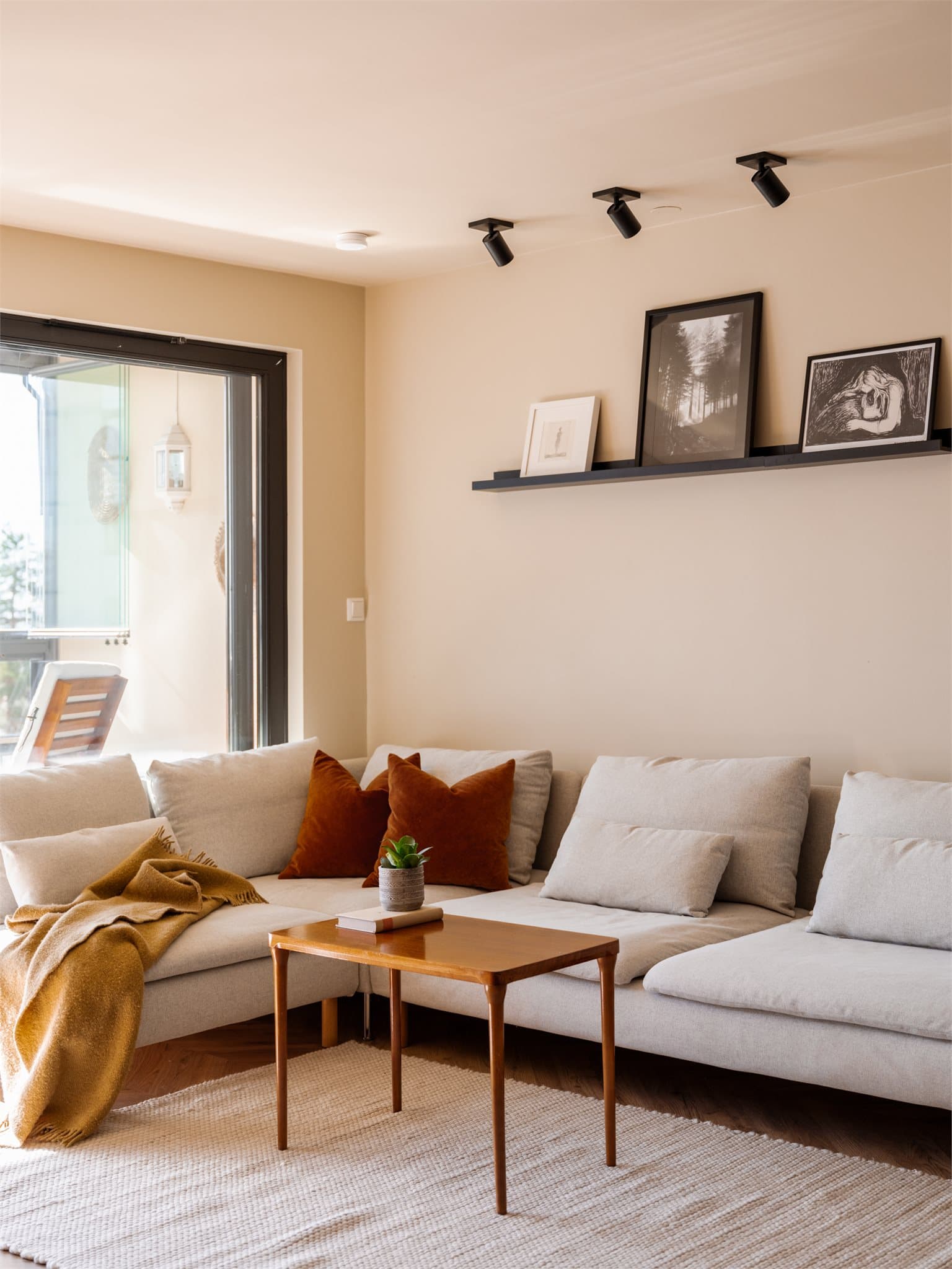 Her får dere et gjennomført og stilrent hjem, klart til å flytte rett inn i!