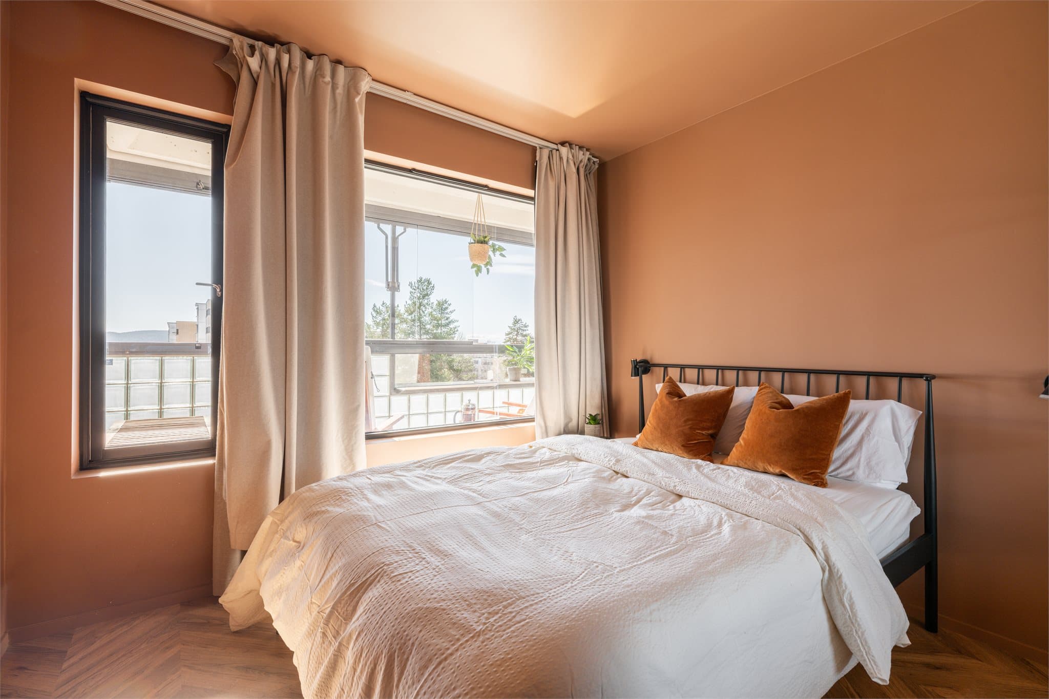 Leiligheten har tre romslige soverom - alle av god størrelse.