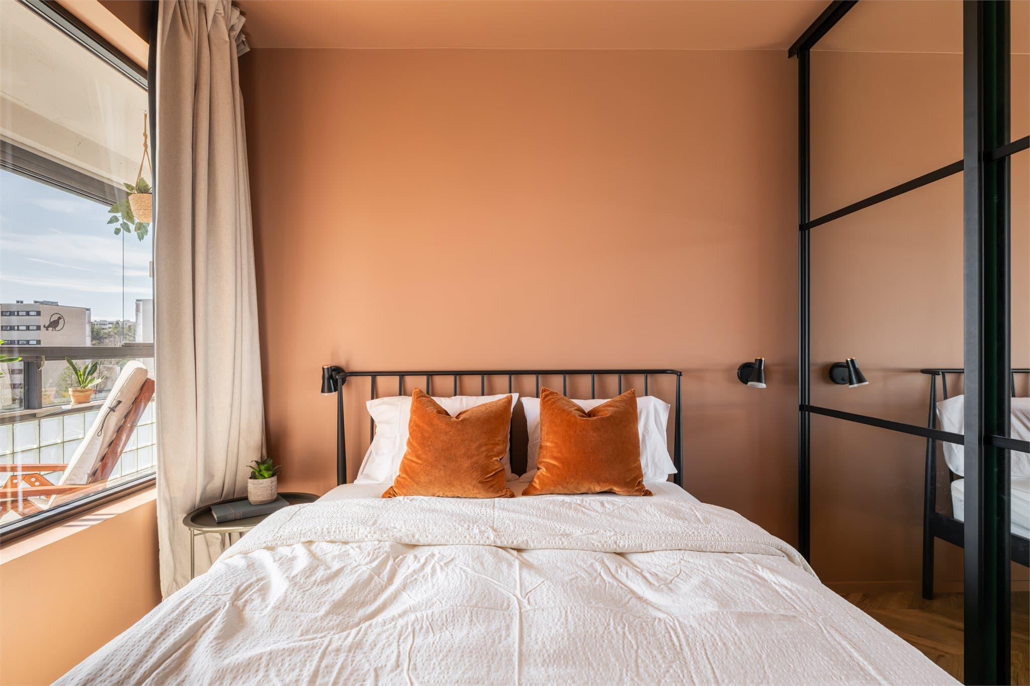 Innbydende soverom med plass til dobbeltseng og nattbord.