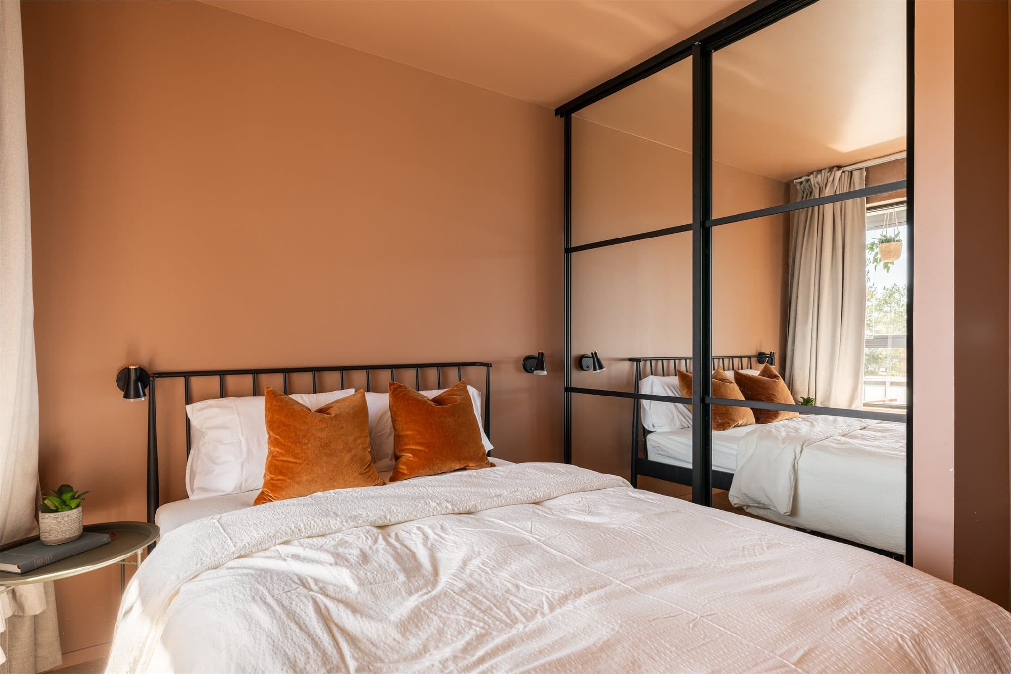 Det er god plass til klær og eiendeler i et romslig garderobeskap.