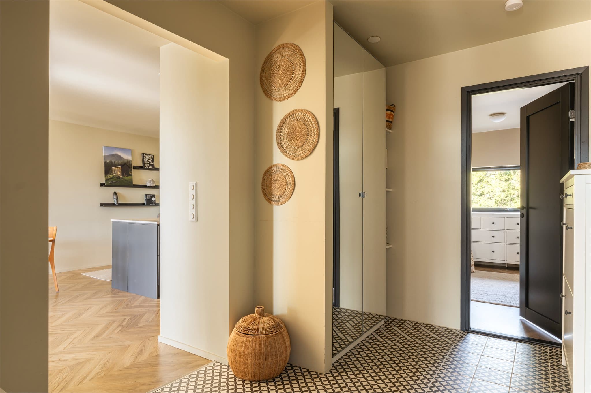 Velkommen inn i en elegant og innbydende leilighet, med naturlig overgang til boligens øvrige rom.