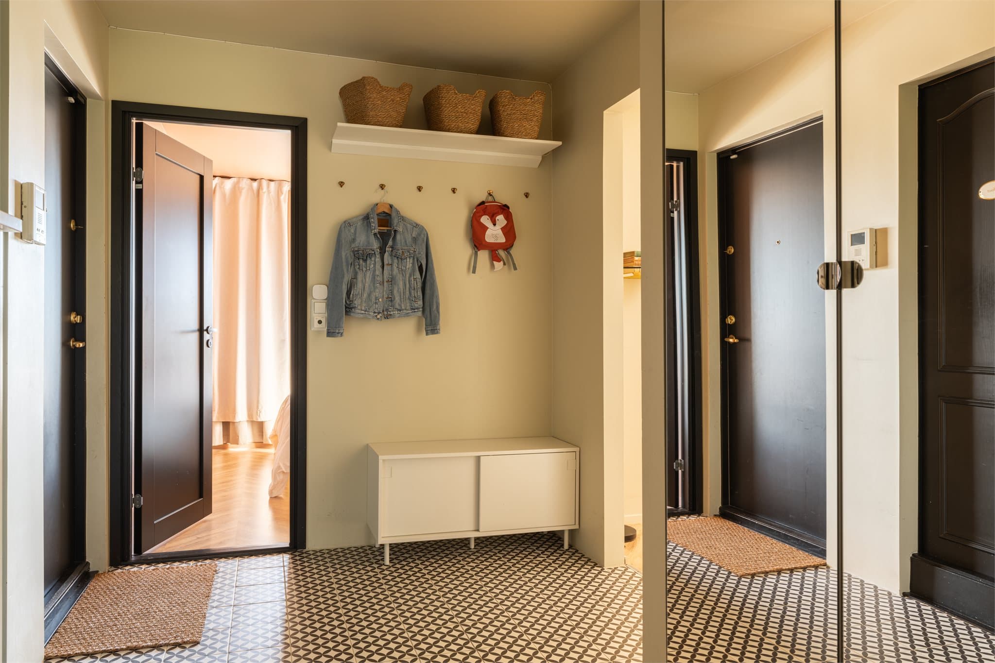 Det er lagt fliser i entréen, og det er god lagringsplass i den integrerte garderoben.