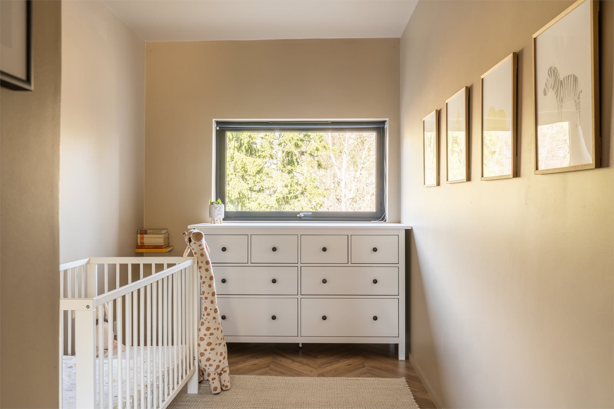 Det tredje soverommet er romslig med utsikt mot grønne omgivelser.