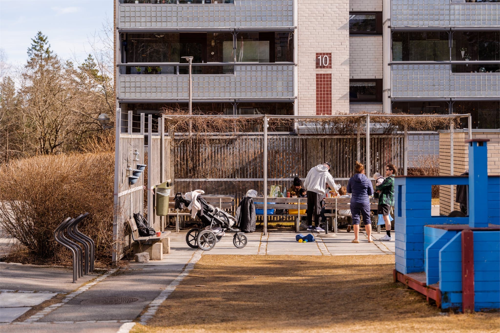 Hyggelige og sosiale møteplasser med blant annet grillområde for beboerne.