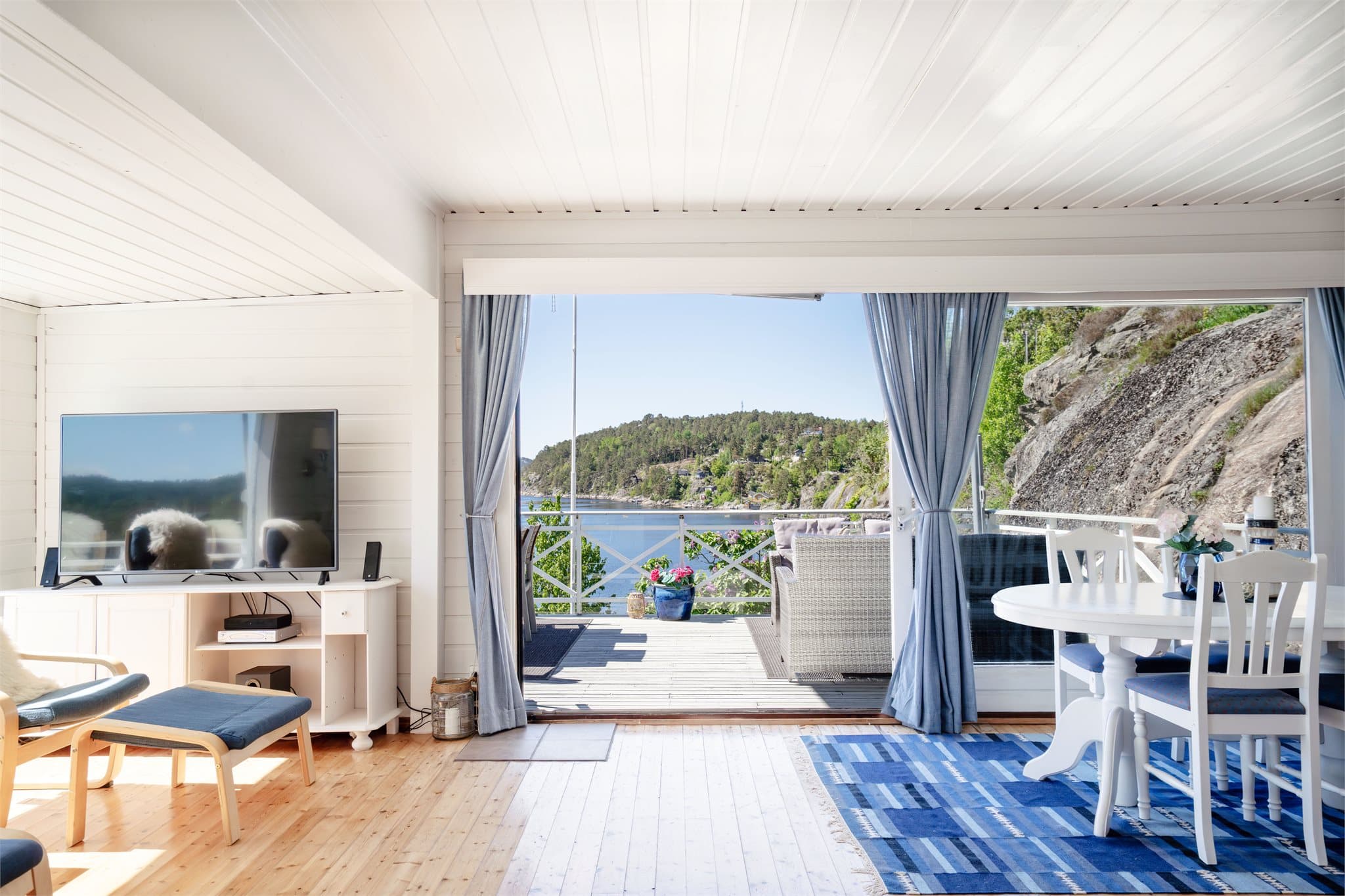 Eiendommen har en stor treterrasse på 52 m² som går rundt hele fritidsboligen, fundamentert på fjellgrunn.